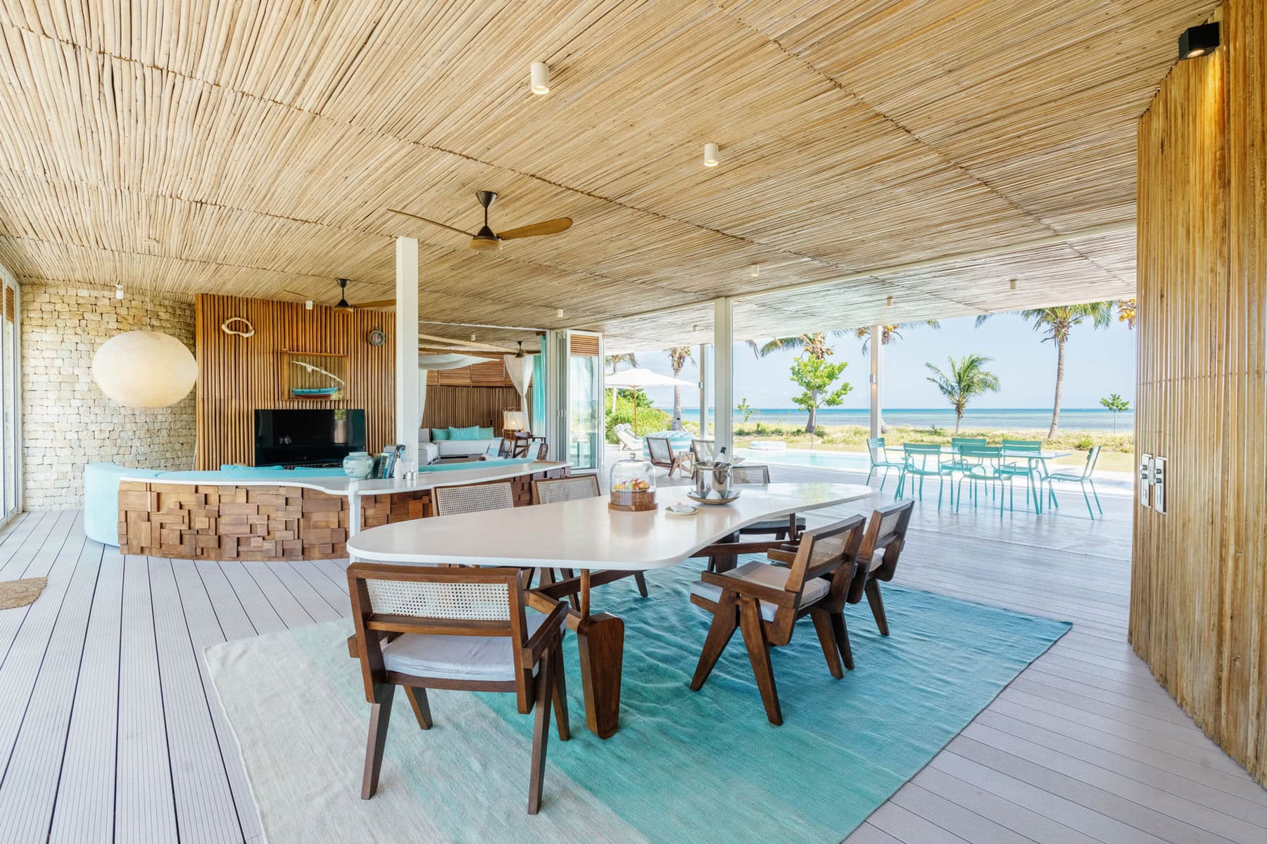 Wohn- und Schlafbereich einer Villa mit offener Front zum Meer