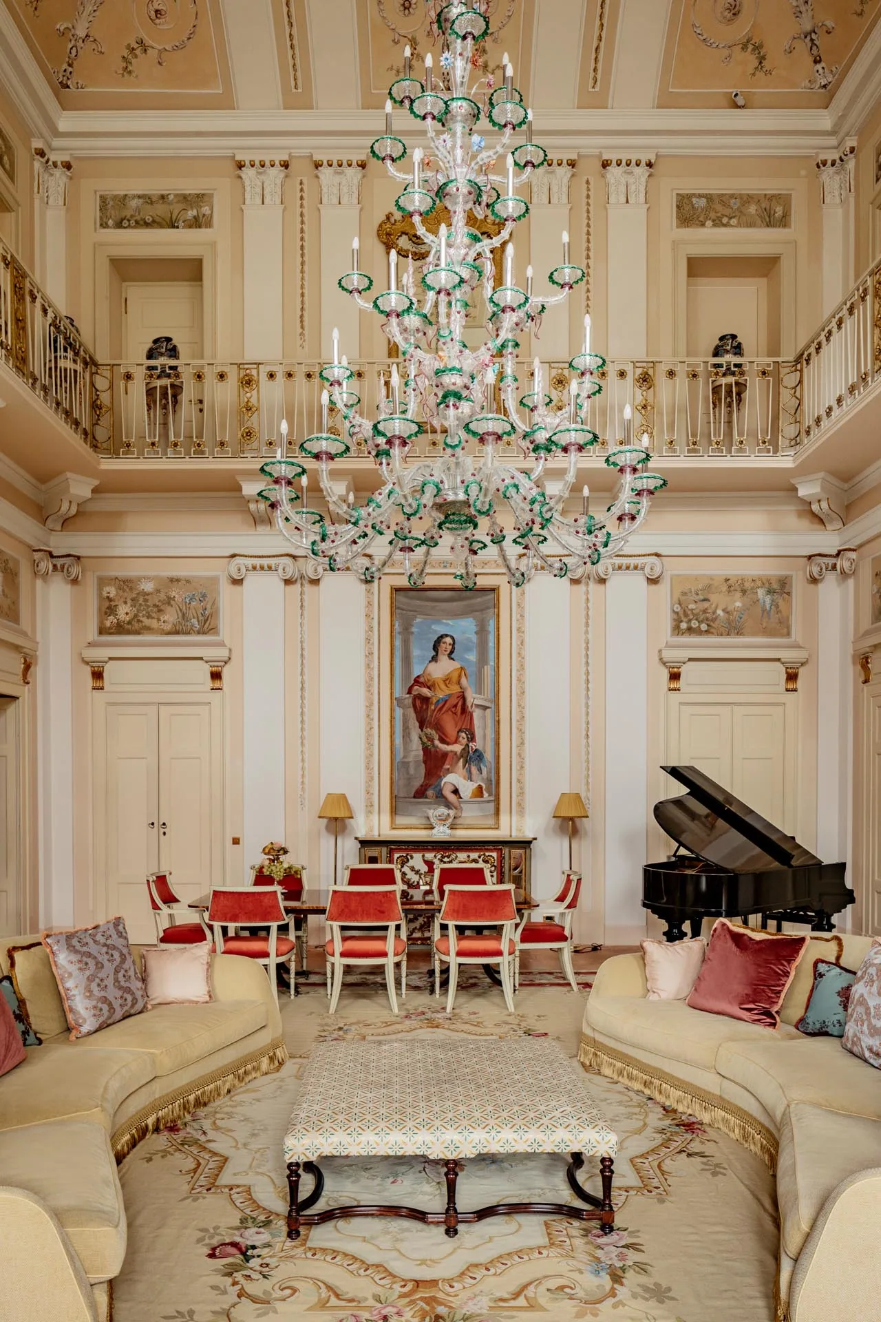 Salon des Passalacqua mit Kronleuchter, Flügel und historischen Fresken