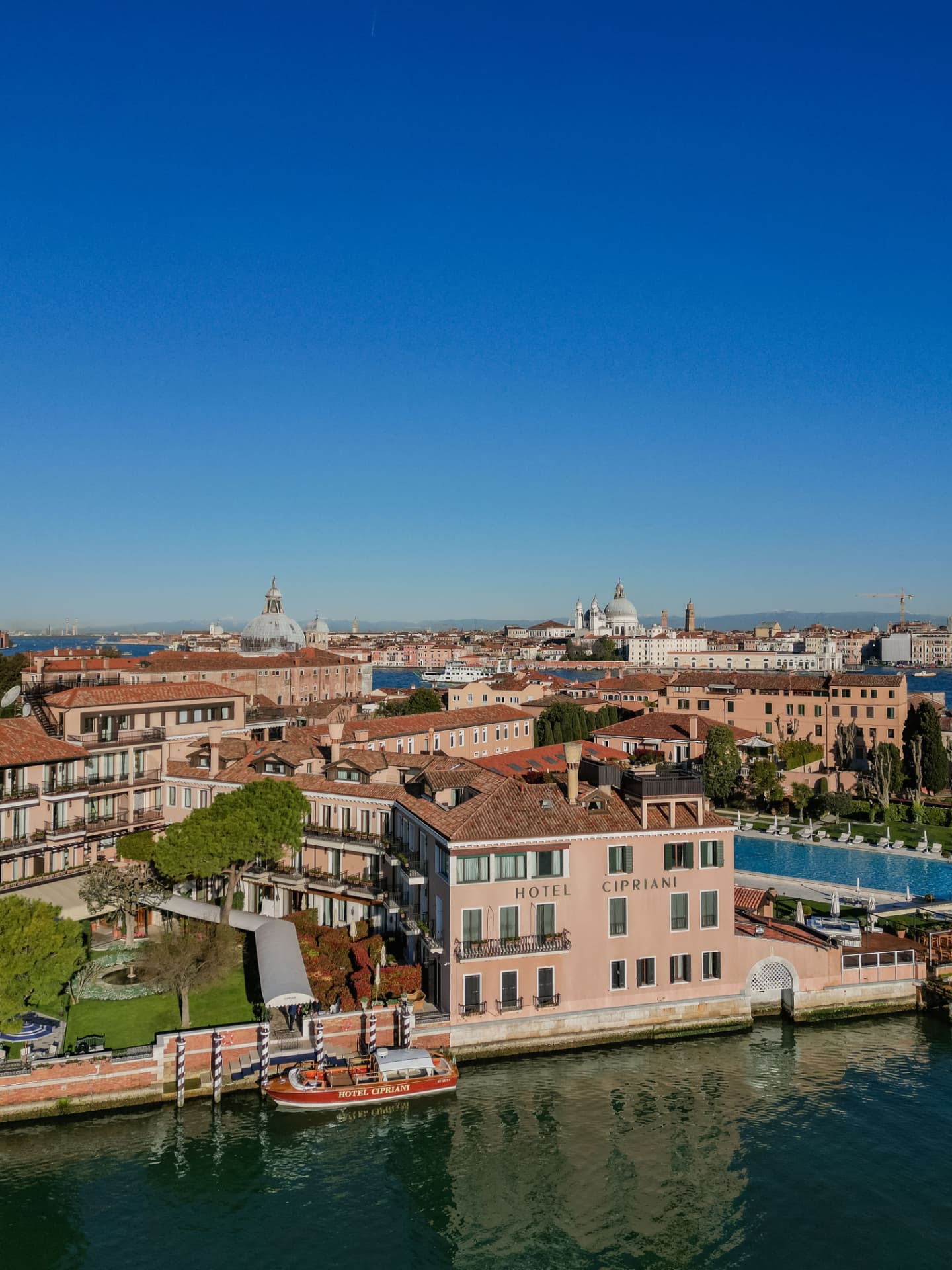 Das Hotel Cipriani auf Giudecca aus der Luft, davor die Lagune und dahinter die Kuppeln von Venedig