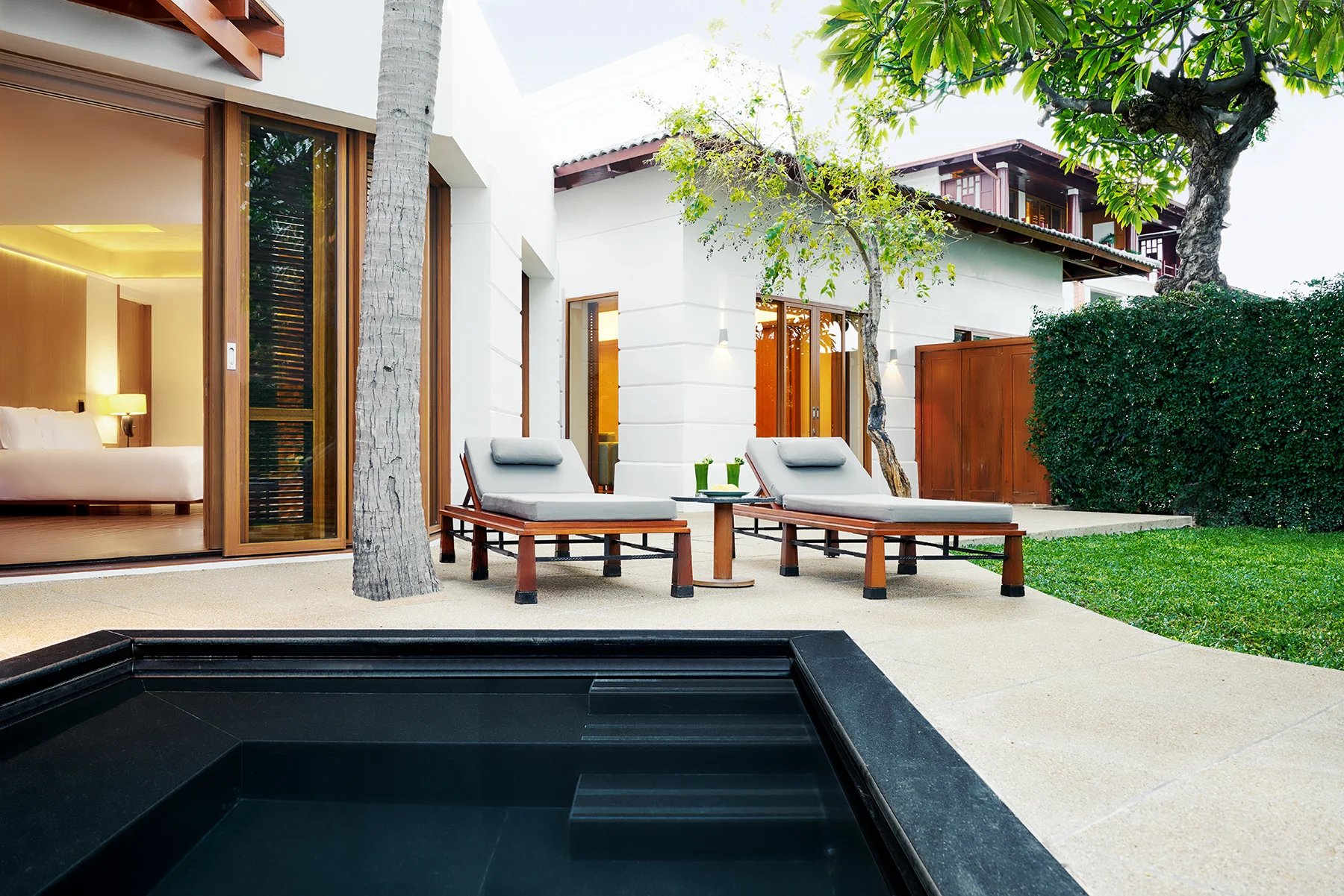 Terrasse der Leelawadee Suite mit Jacuzzi, Liegen und Frangipanibaum