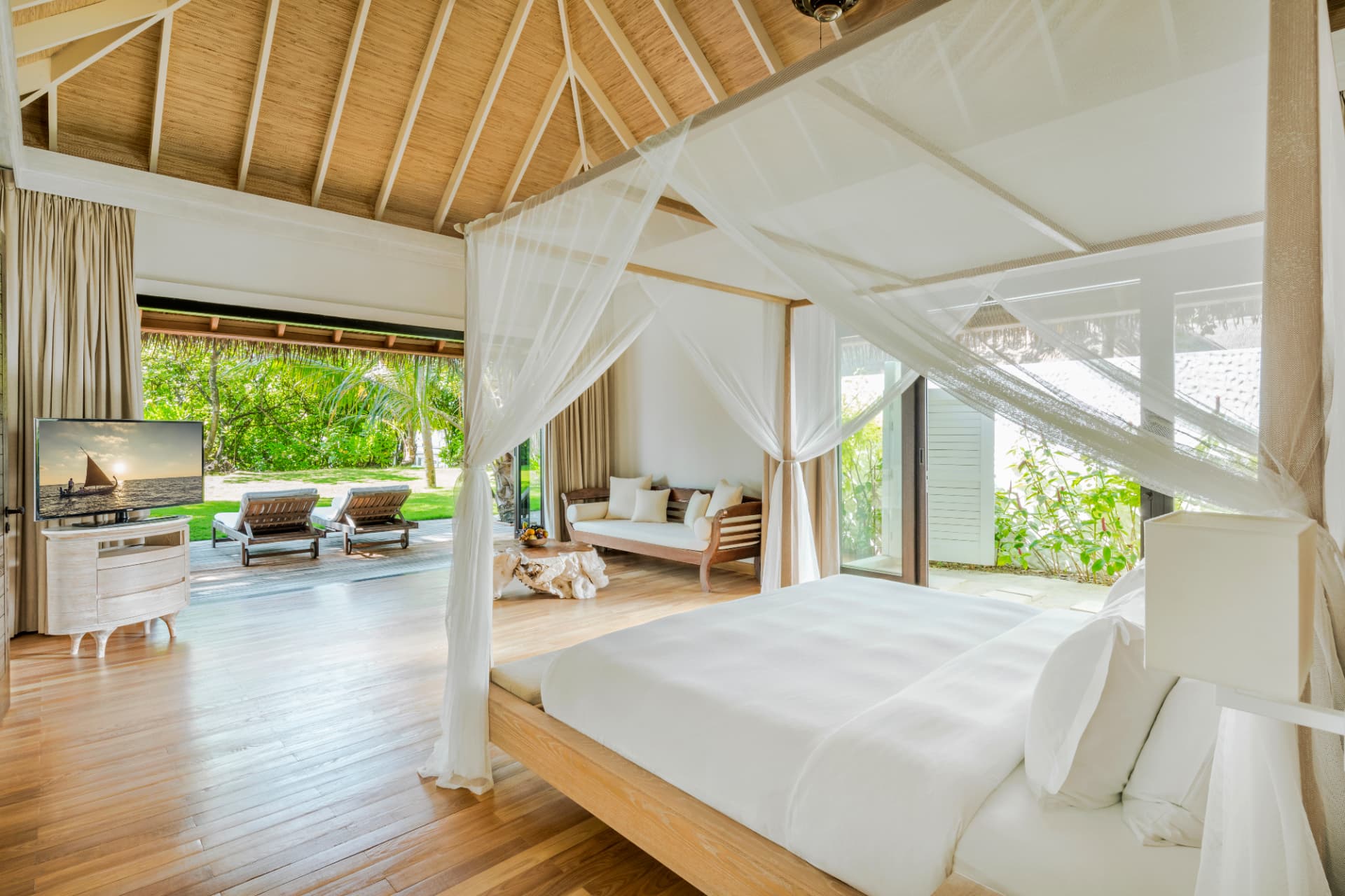Master Bedroom der Beach Villa mit Moskitonetz und Blick in den Garten