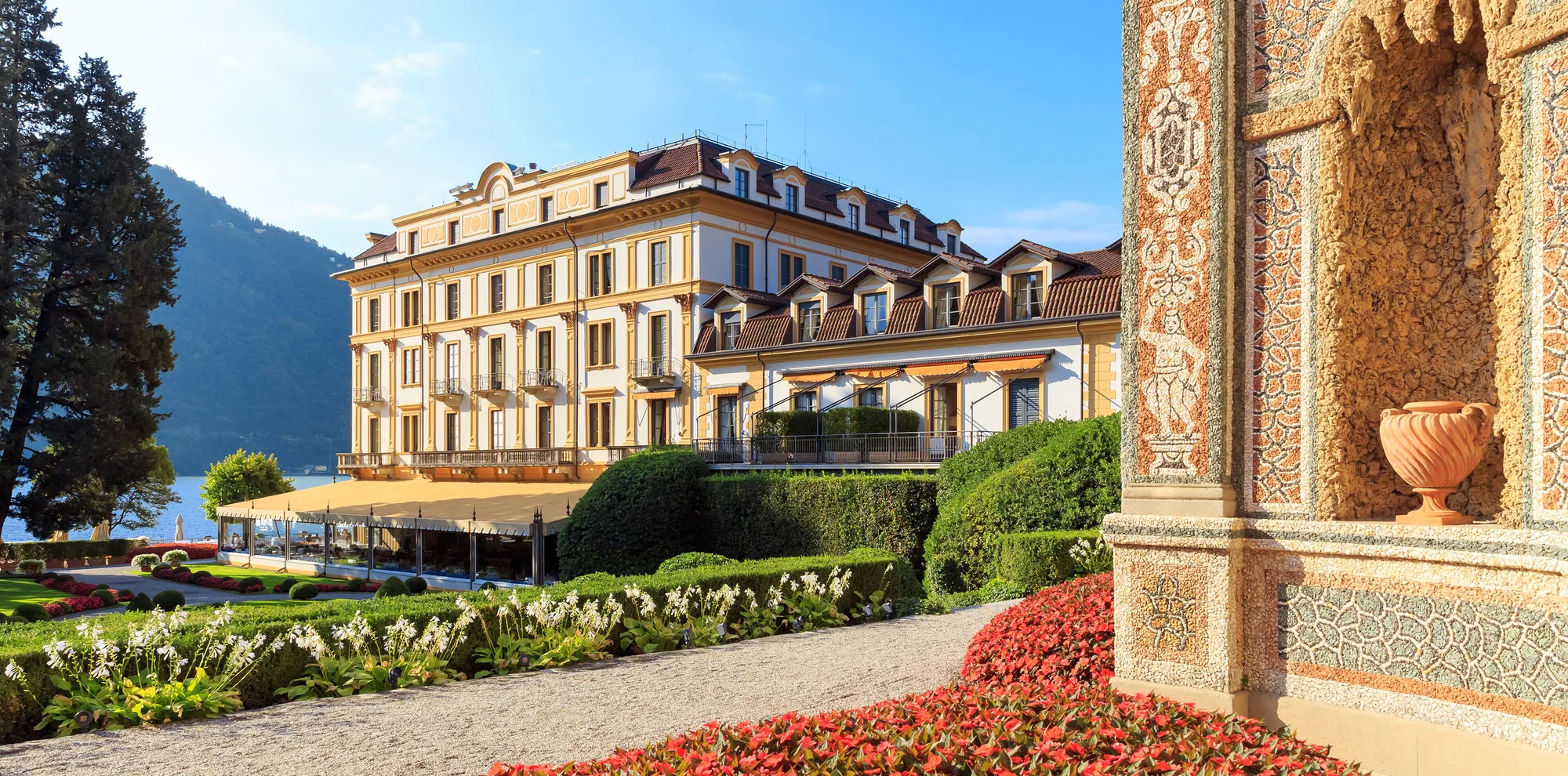 Villa d'Este vom Comer See aus gesehen, davor die Uferpromenade und alte Platanen
