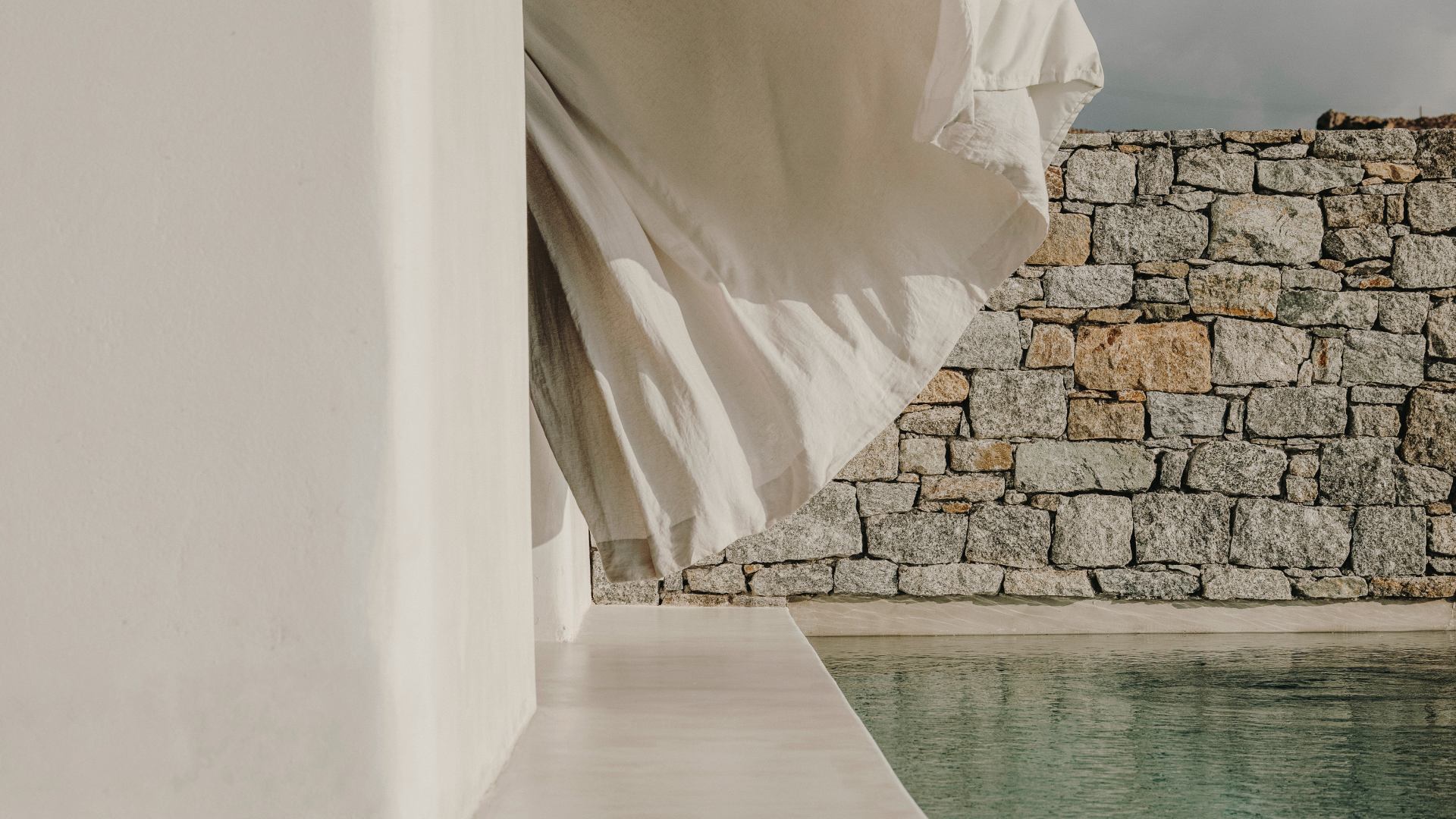 Privater Pool einer Suite zwischen weißen Mauern