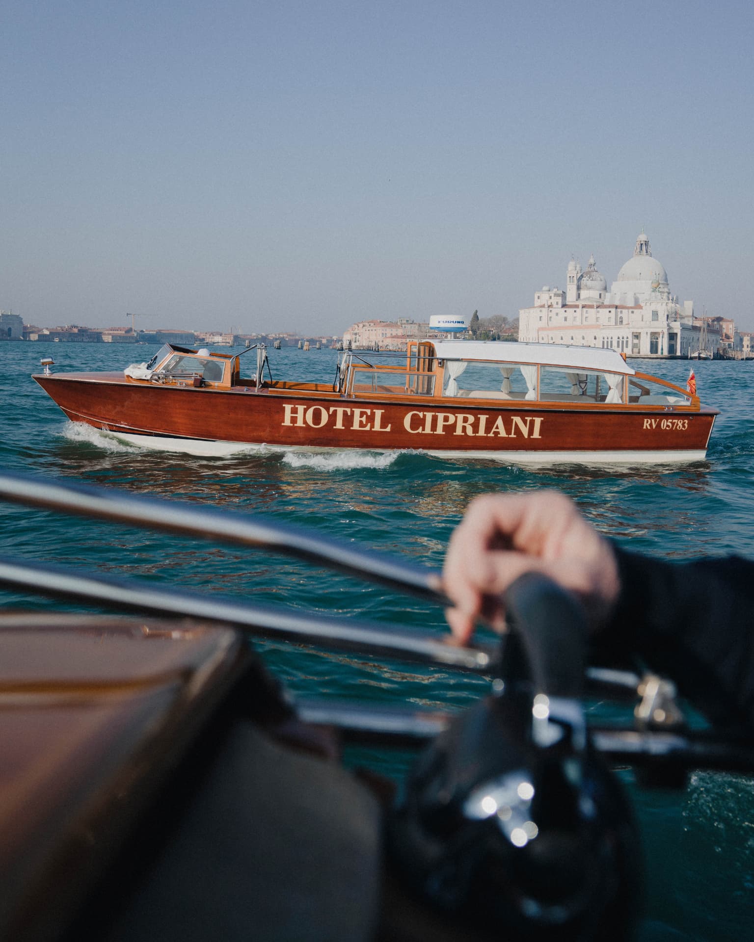 Das hauseigene Mahagoniboot des Hotel Cipriani vor Santa Maria della Salute