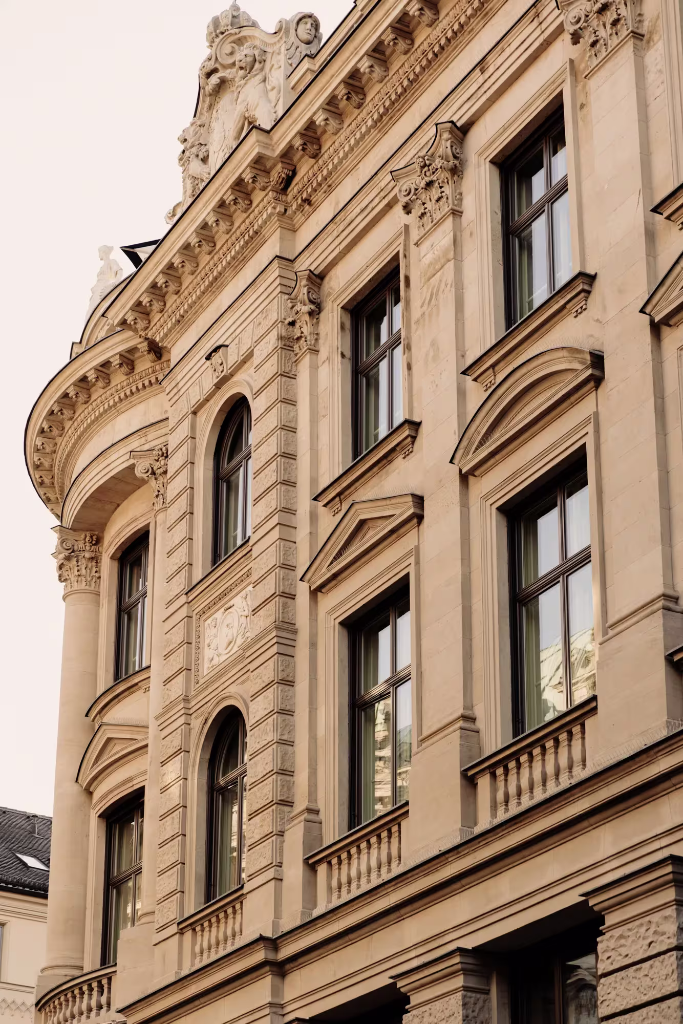 Fassade des Rosewood Munich an der Kardinal-Faulhaber-Straße