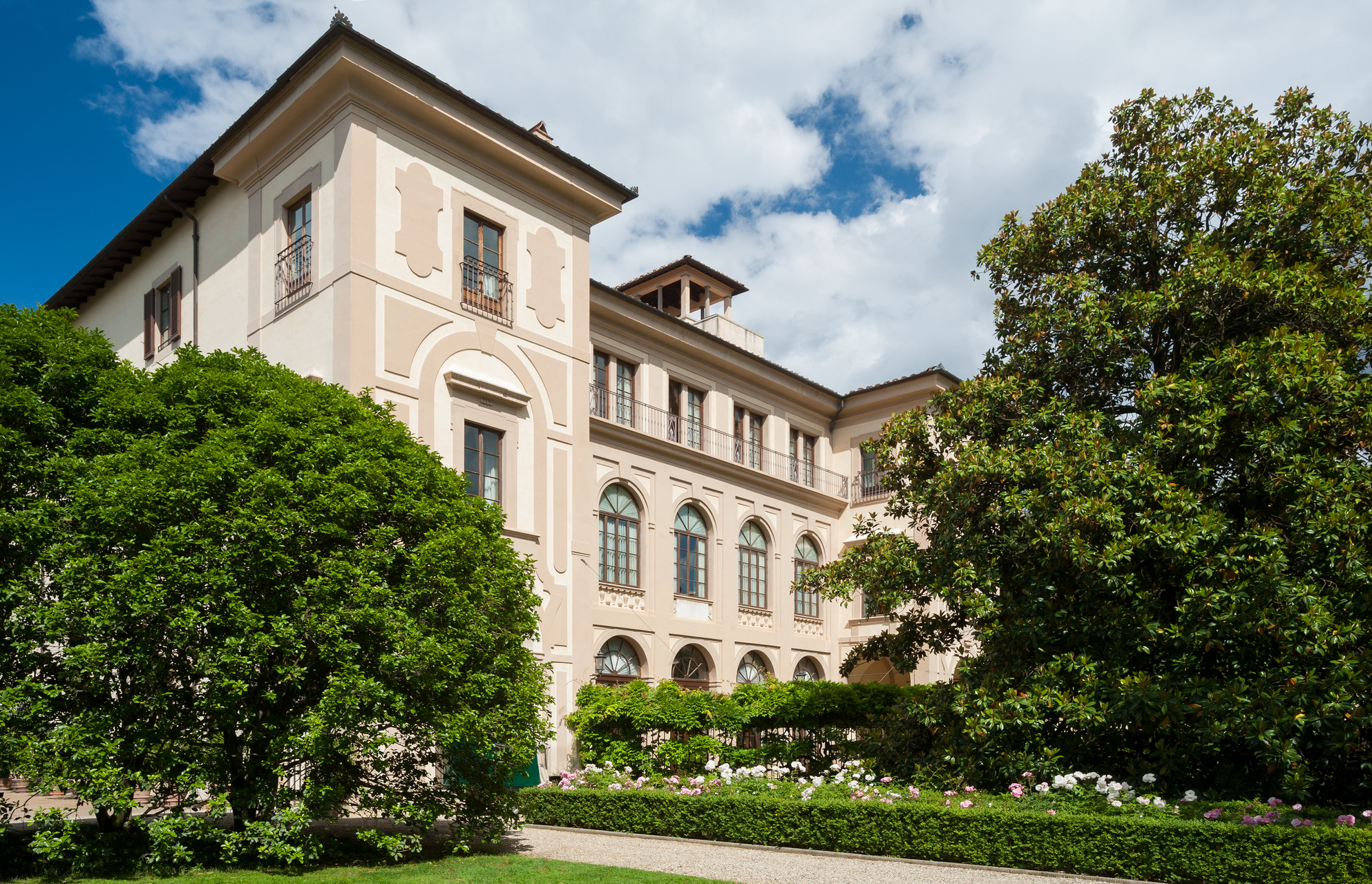 Fassade des Palazzo della Gherardesca hinter Magnolien und Rosenbeeten des Privatgartens