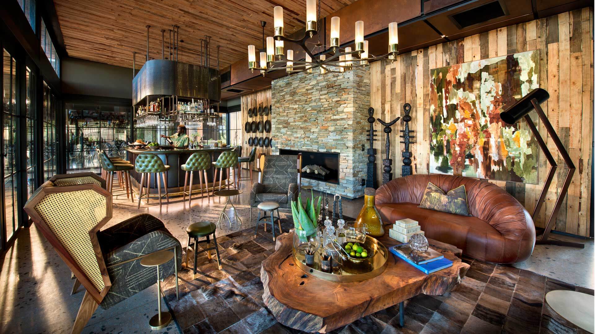 Bar und Lounge der Lodge mit Kamin und Kunst