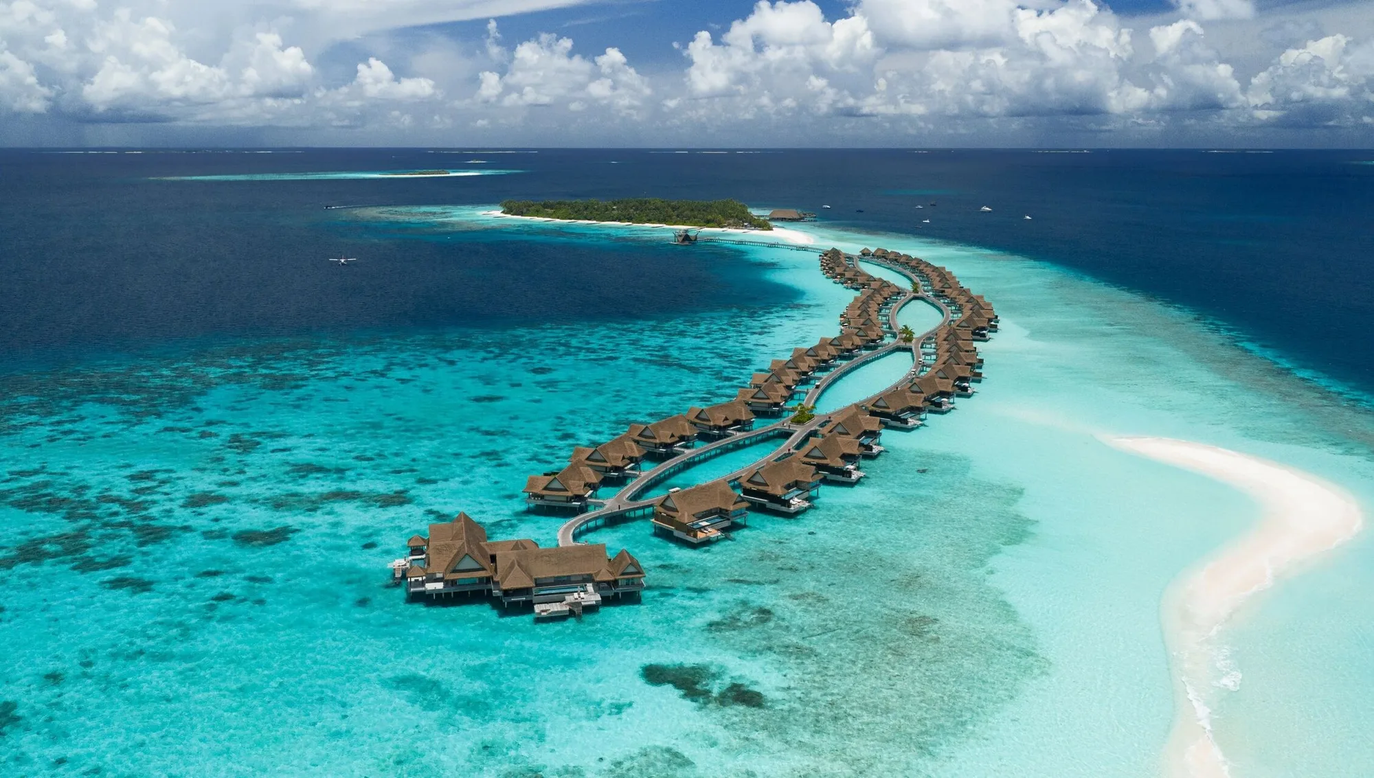 Die Insel von JOALI Maldives mit Steg und Lagune aus der Luft