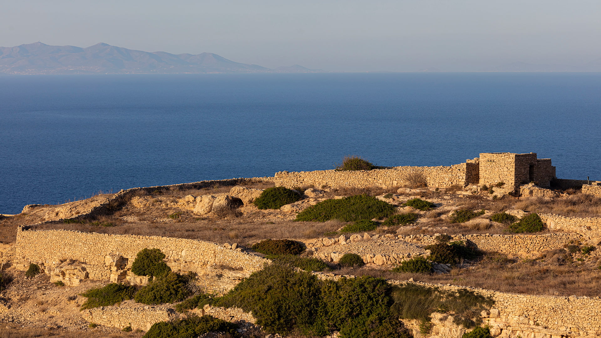 Weite, unbebaute Landschaft von Folegandros