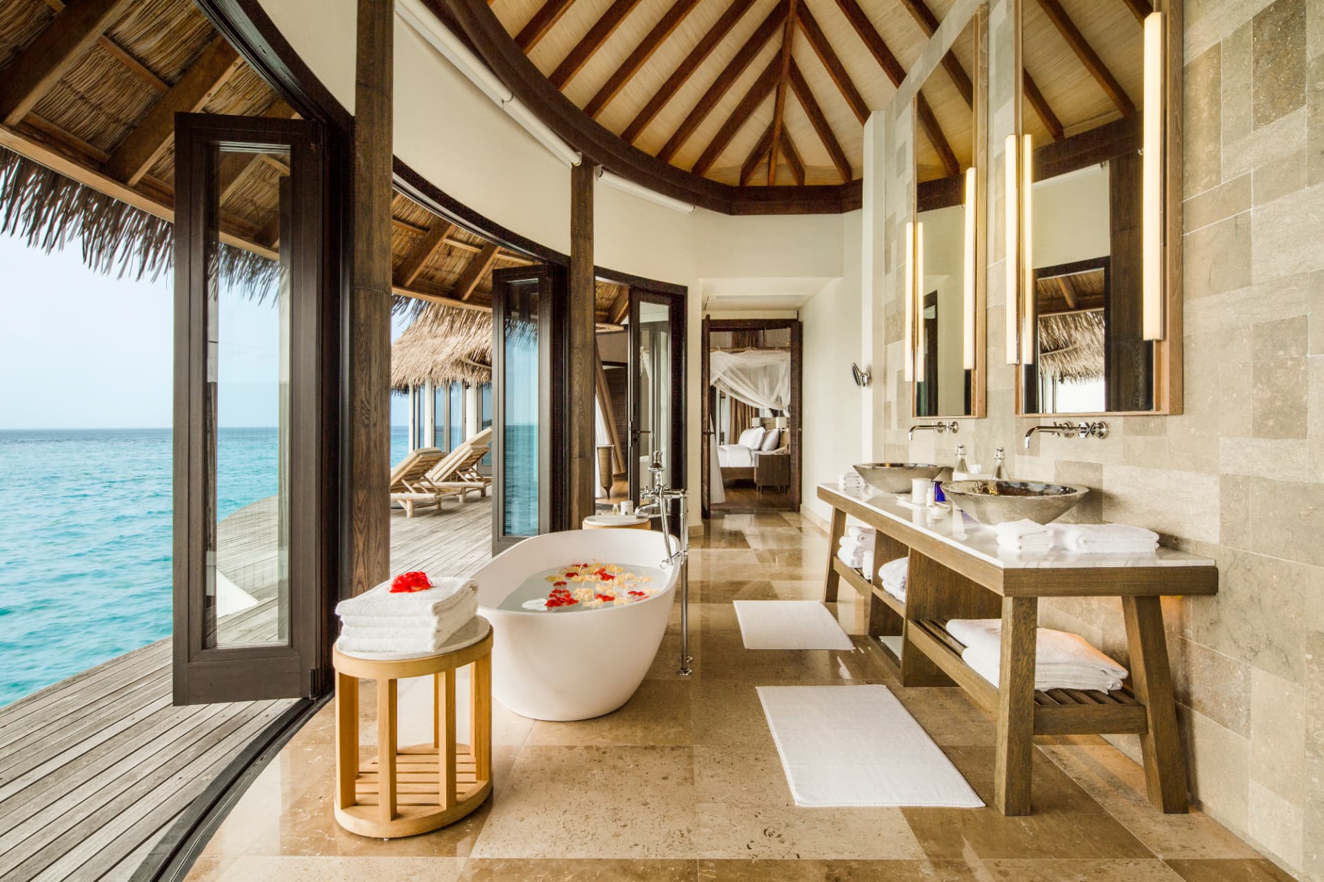 Badezimmer der COMO Villa mit freistehender Wanne und offener Front zum Meer