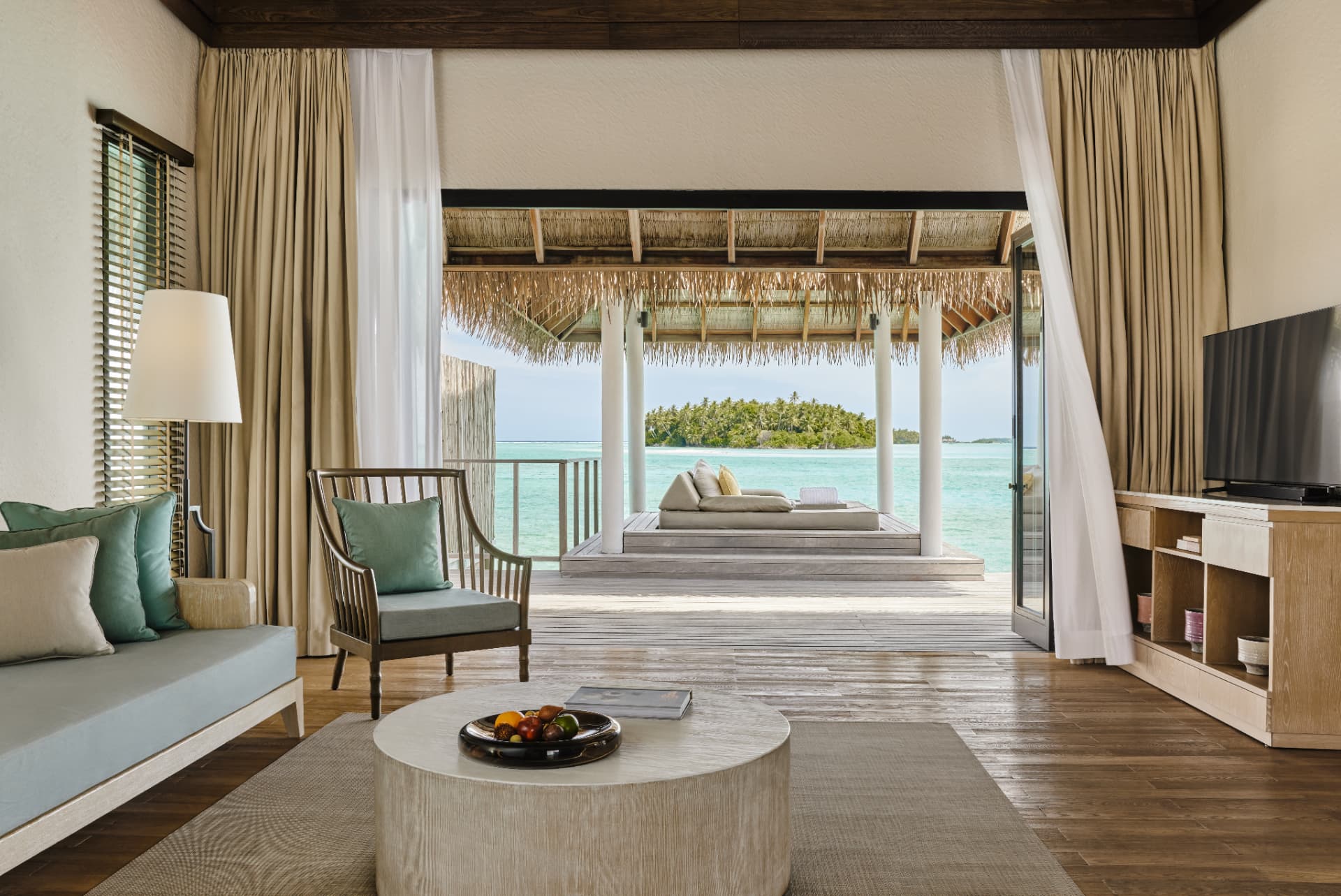 Blick aus der Wasservilla auf die Insel Lavadhoo