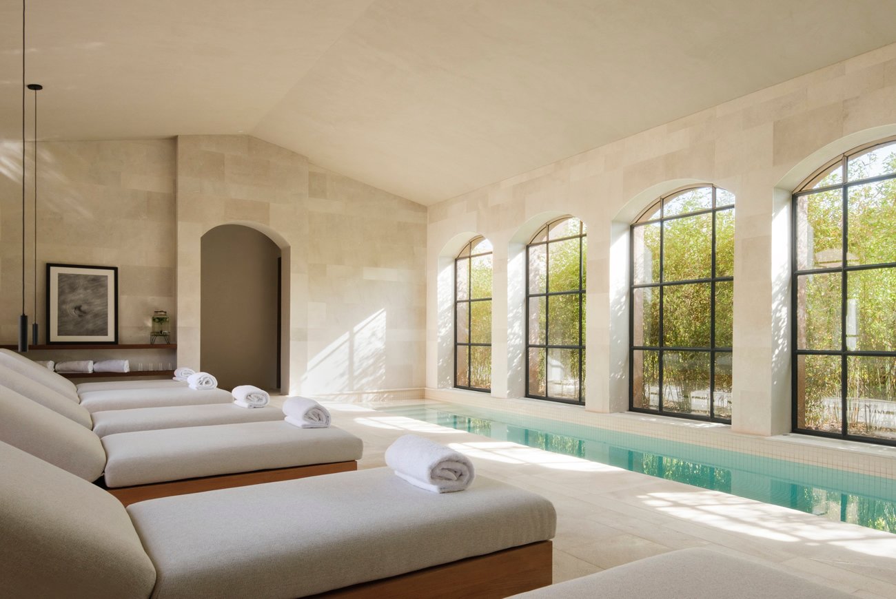 Innenpool des Spa mit Steinwänden und hohen Bogenfenstern