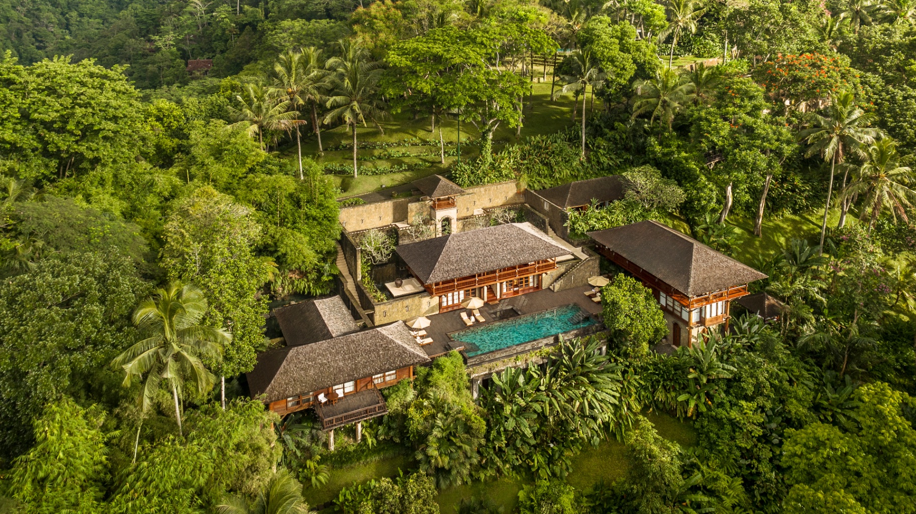 Tirta Ening Residence aus der Luft: Pavillons und Pool inmitten des Regenwaldes