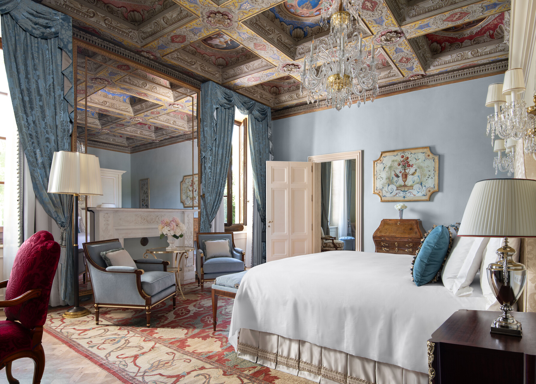 Suite in Hellblau mit bemalter Kassettendecke, Kamin und Himmelbett