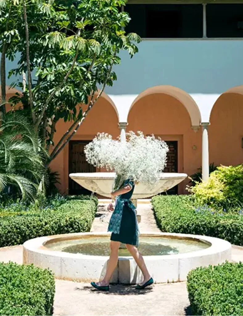Brunnen im Innenhof der Finca Cortesin, umgeben von geschnittenen Hecken