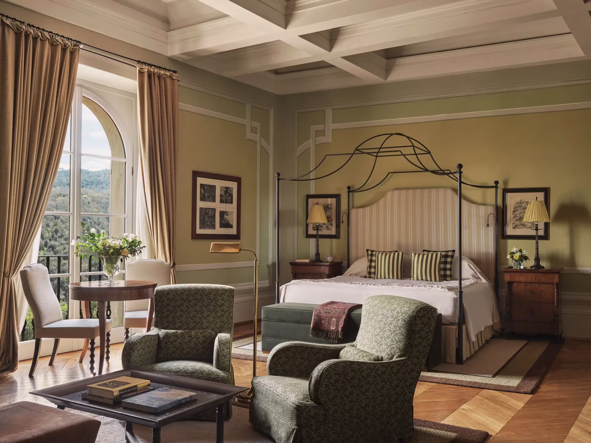 Schlafzimmer der Casa Vescovo mit Leinenbettwäsche, Holzbalken und Blick über das Val d'Orcia