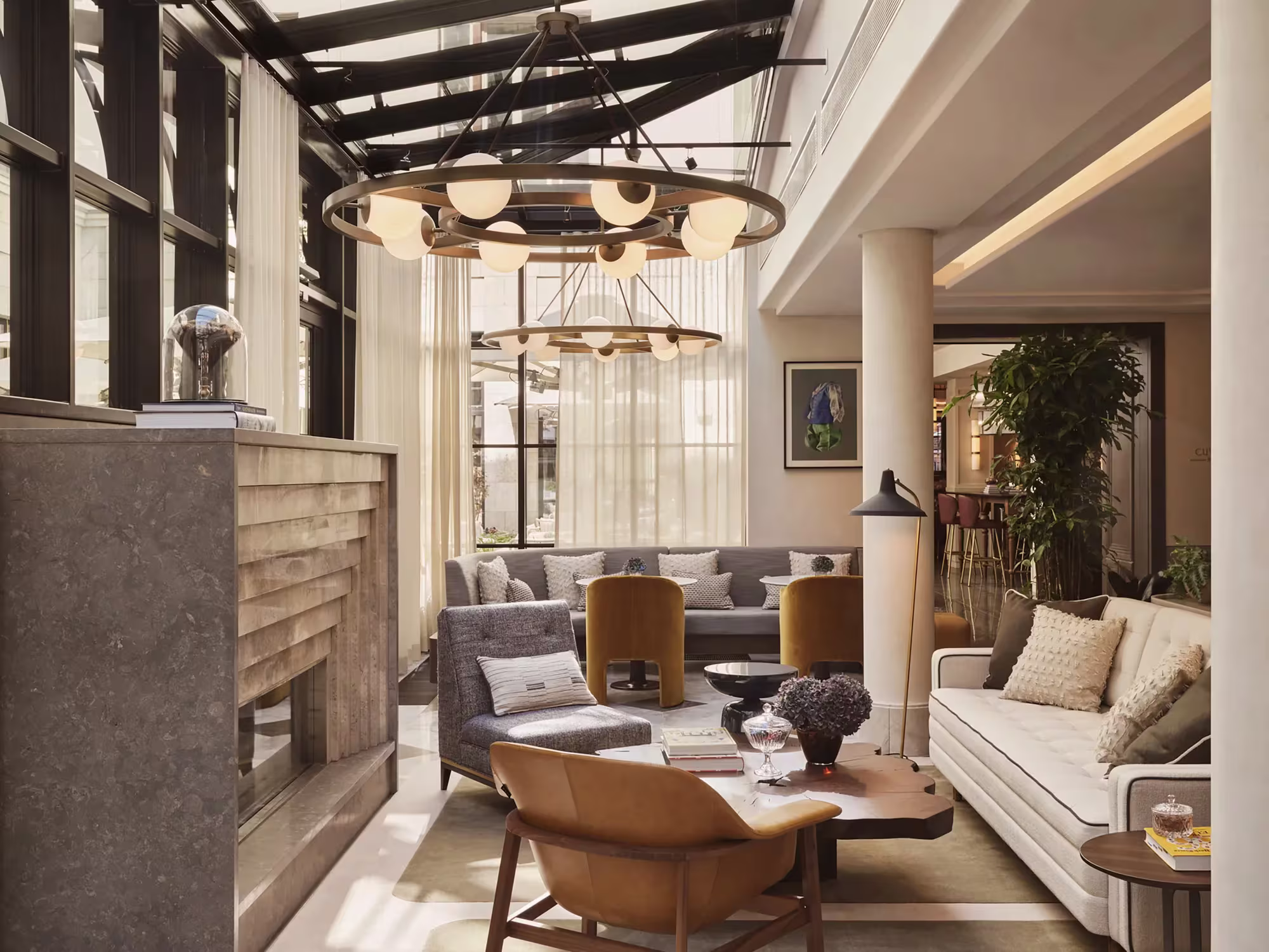 Wintergarten im Rosewood Munich mit Glasdach, Pflanzen und hellem Tageslicht