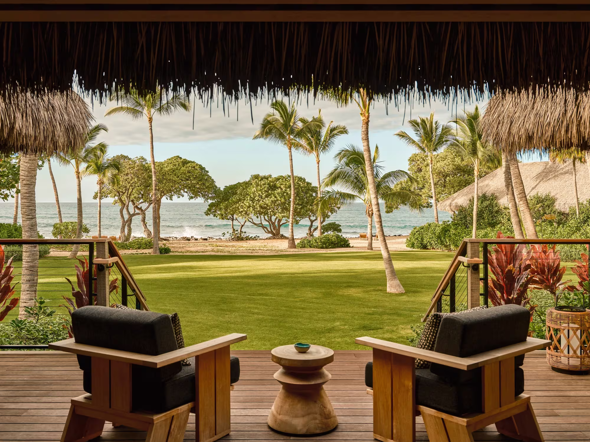 Ocean View Hale im Rosewood Kona Village mit hellem Holzinterieur, Rattanmöbeln und Blick zum Pazifik