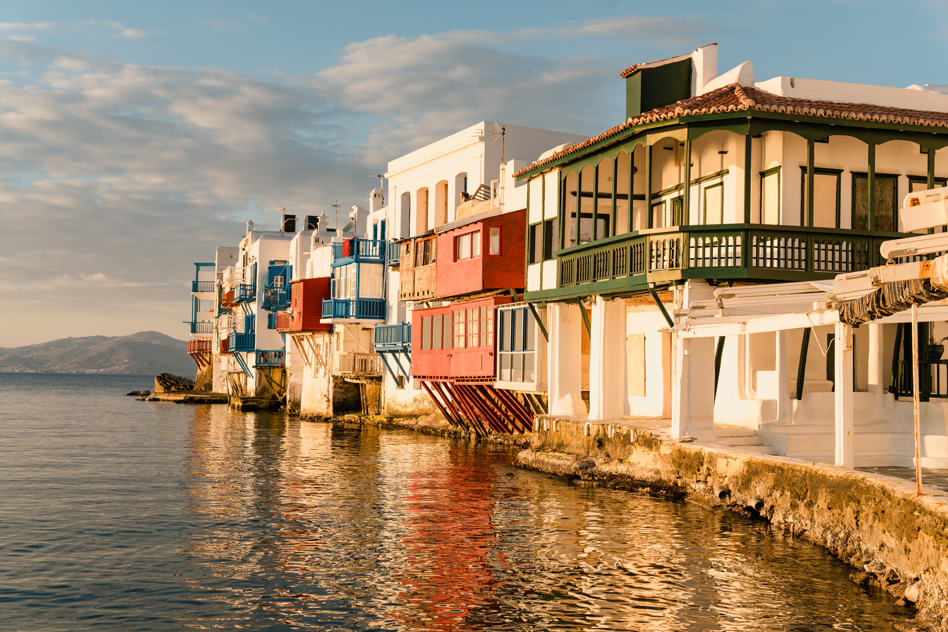 Klein-Venedig in Mykonos-Stadt im Abendlicht, Holzbalkone über dem Wasser