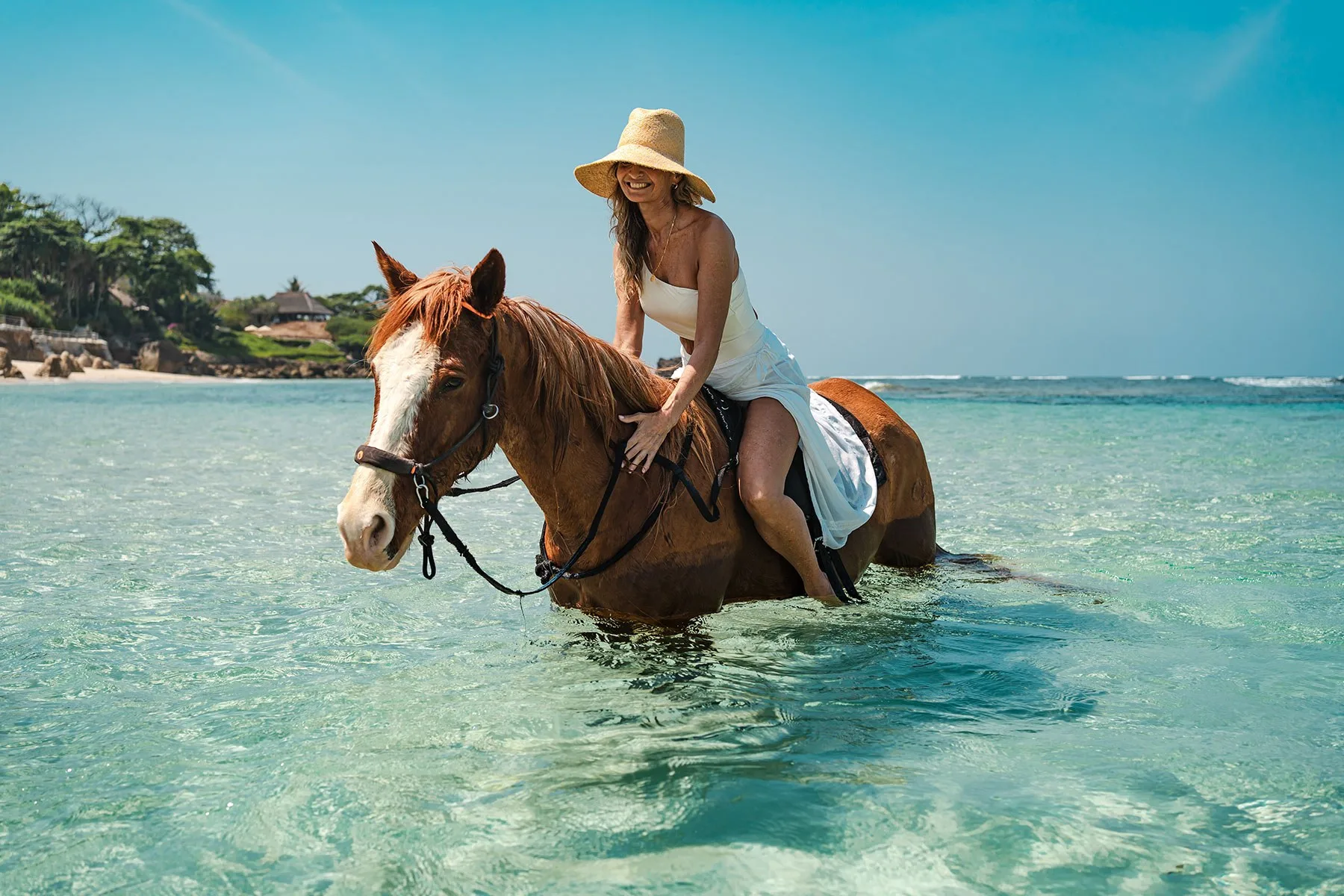 Pferd in der flachen Lagune vor der Küste von Sumba
