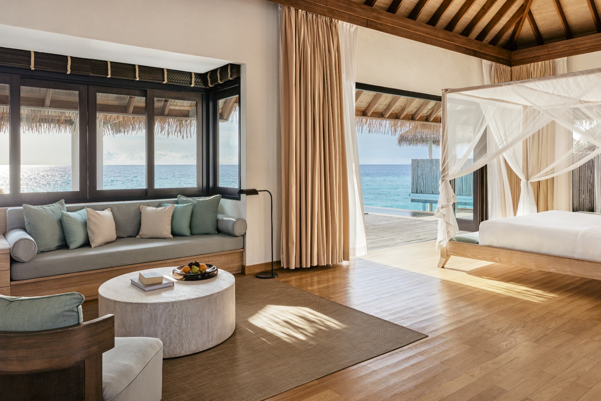 Water Suite mit Himmelbett, Fensterbank und Blick aufs offene Meer