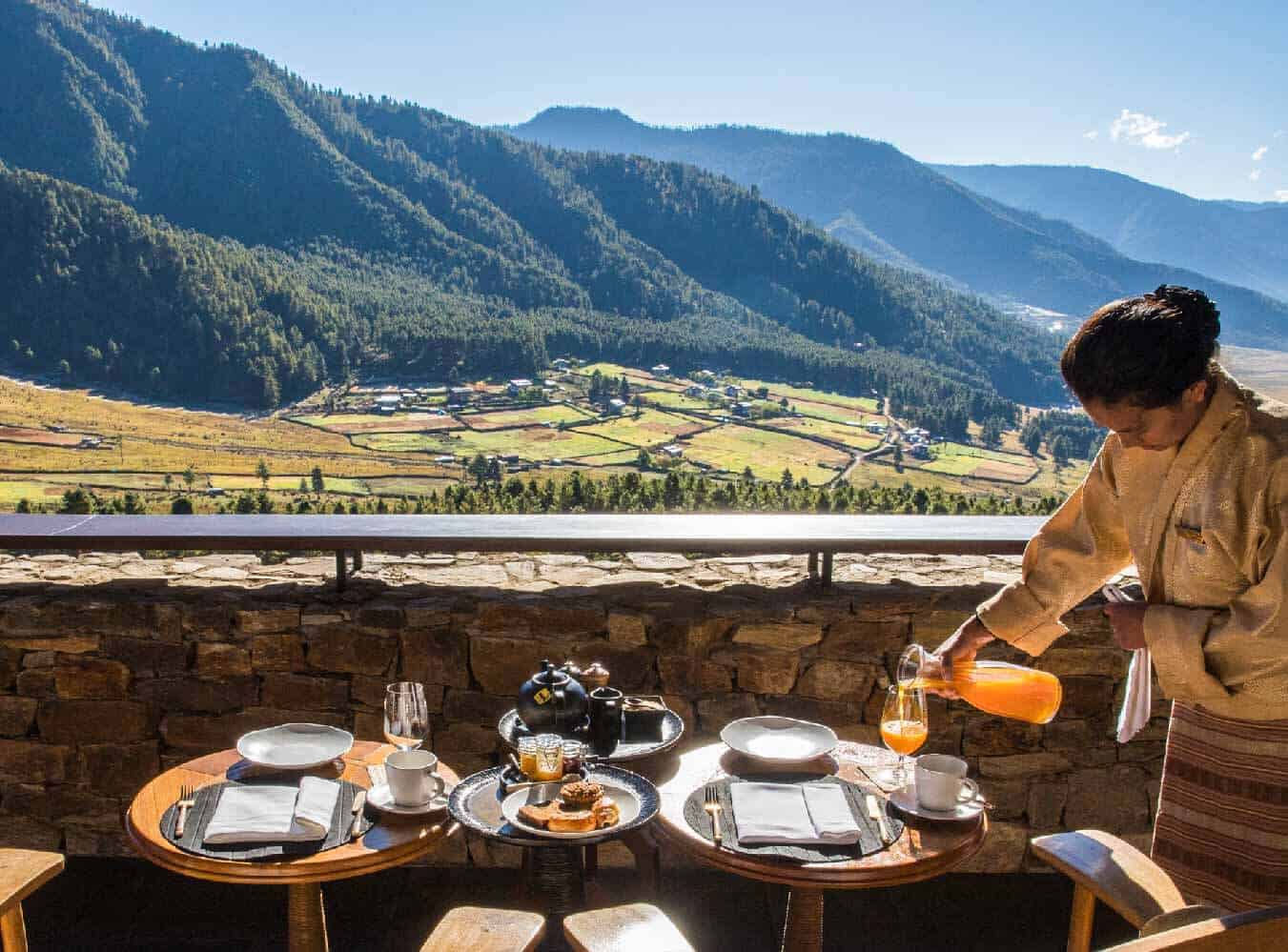 Frühstück auf der Terrasse mit Blick über das Tal