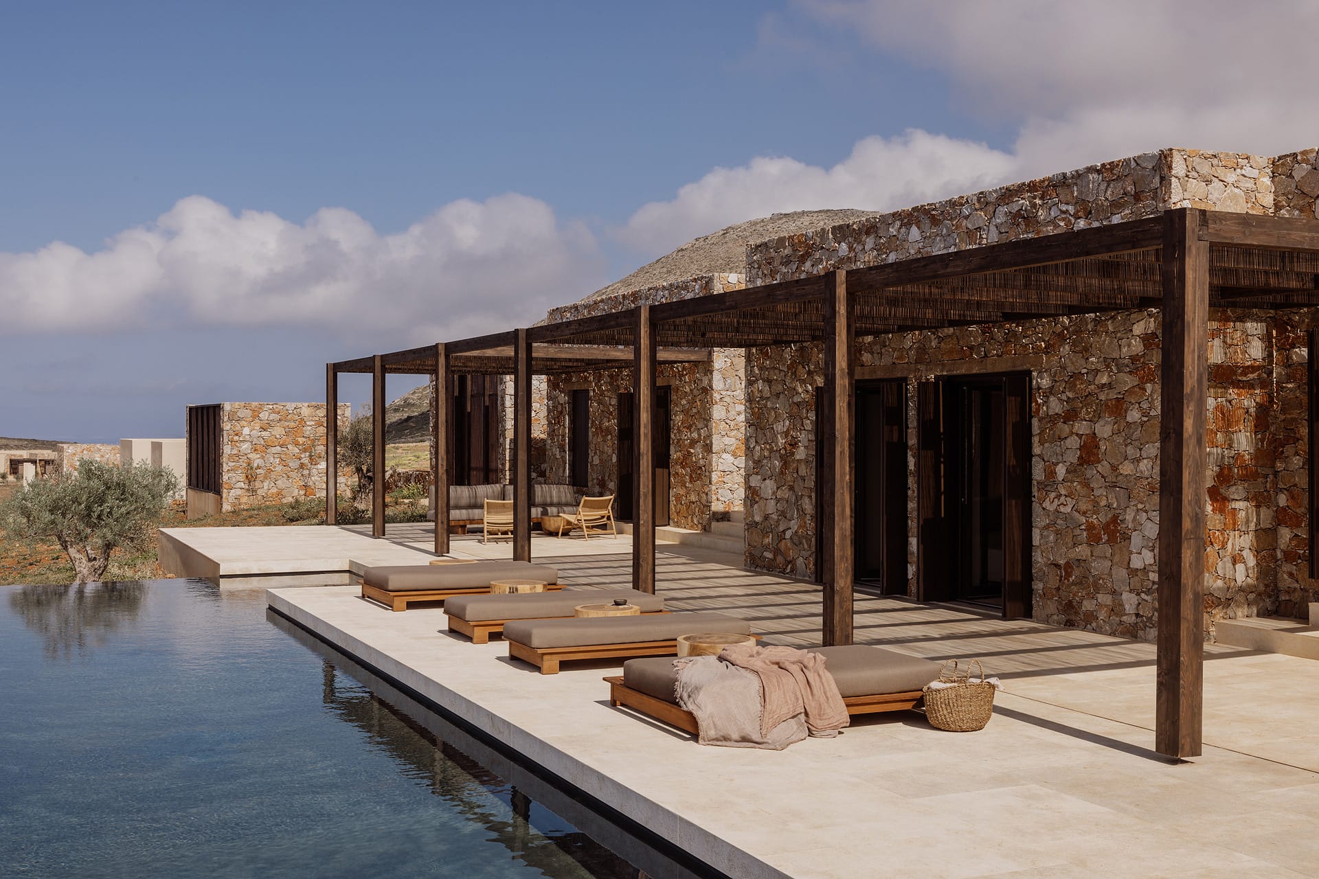 Privater Pool einer Villa an der Klippenkante