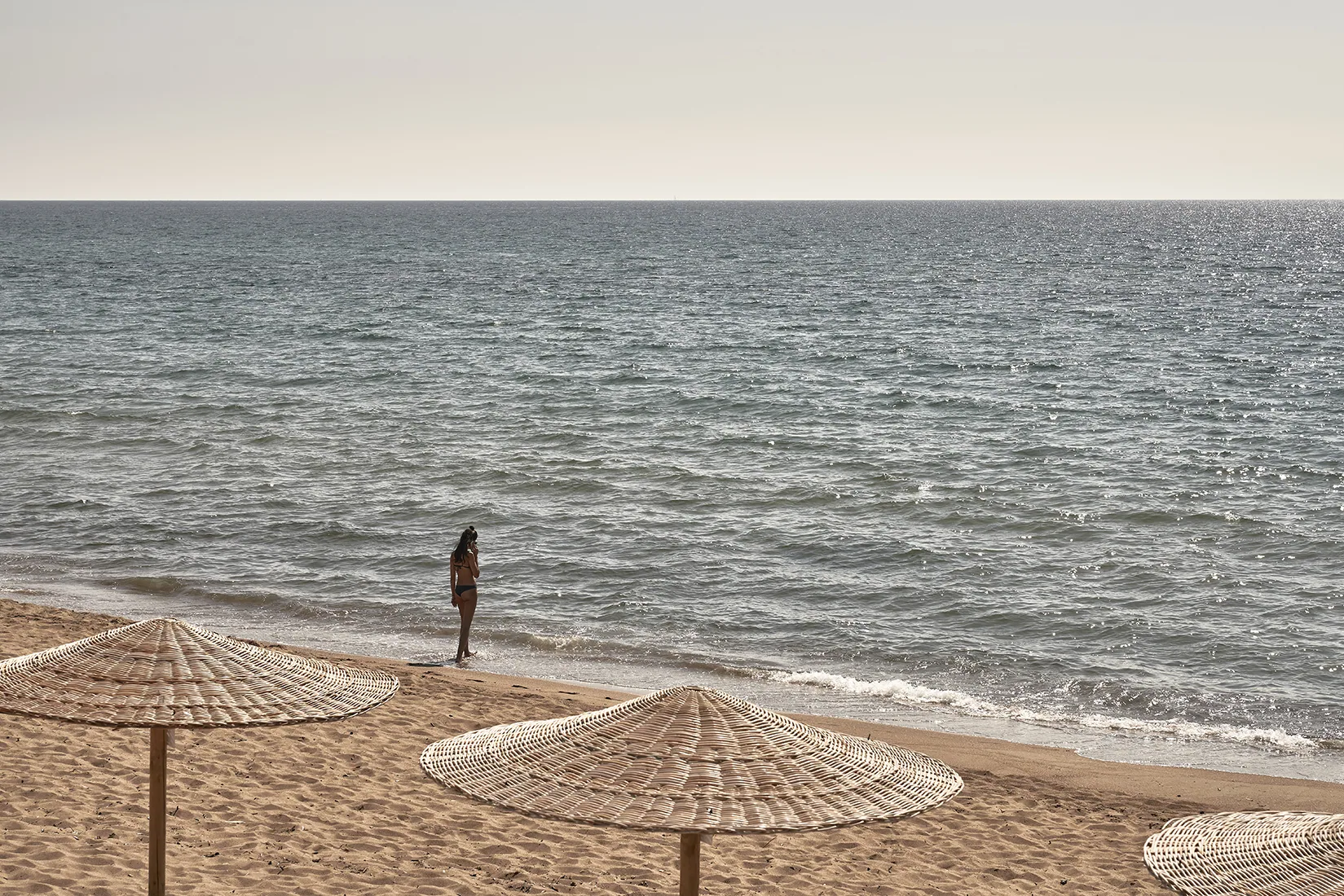 Schirme und Liegen am Strand von Kourouta