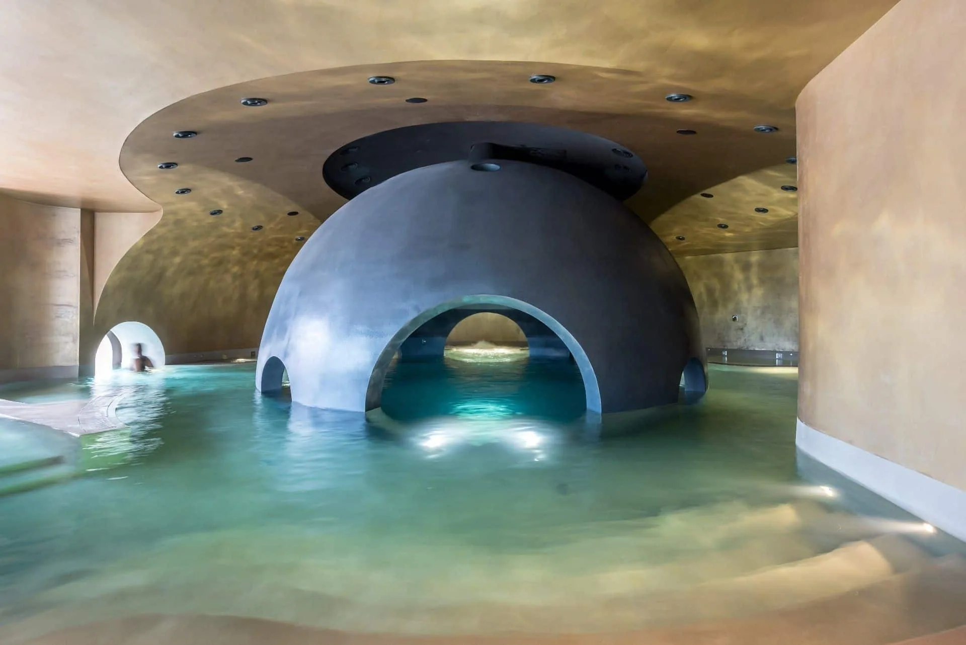 Die Sphere Pool Hall mit Kuppel und beheiztem Wasserbecken