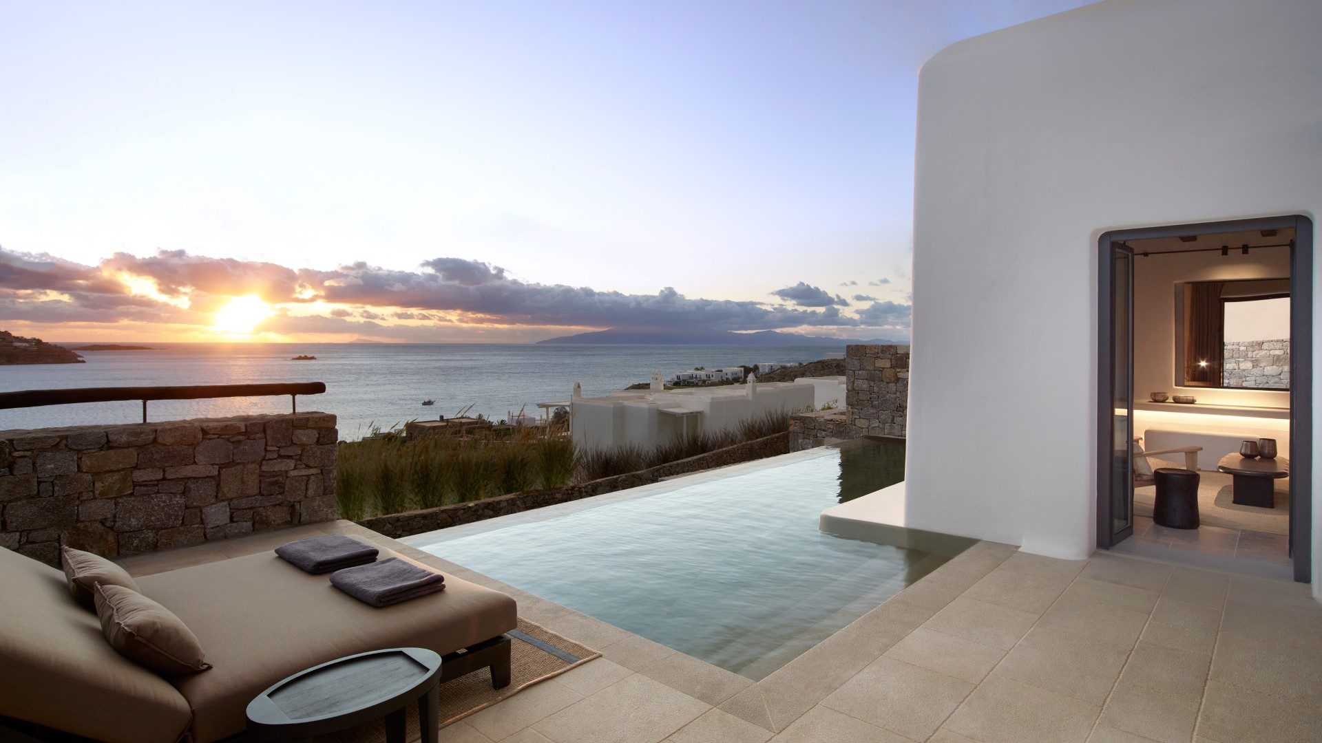 Pool einer Suite im Licht des Sonnenuntergangs