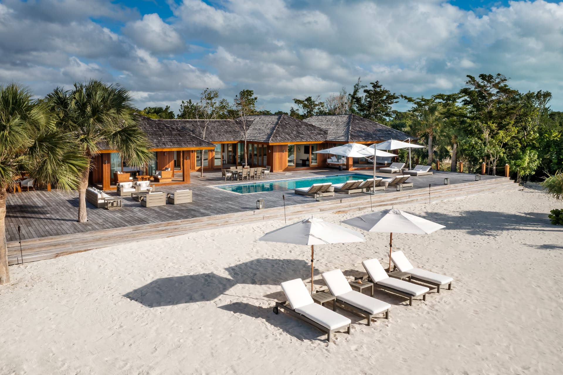 Island Villa mit Deck, Pool und Liegen direkt am weißen Strand