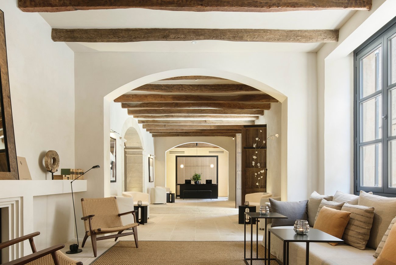 Lobby mit Gewölbedecke, Holzbalken und ruhigen Naturtönen