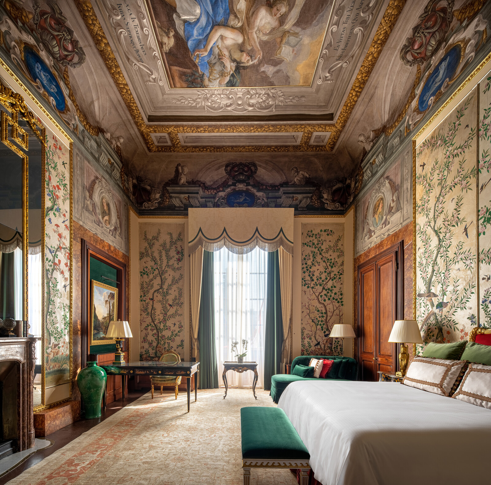 Suite mit originalen Fresken, bemalten Wandpaneelen und hoher Kassettendecke