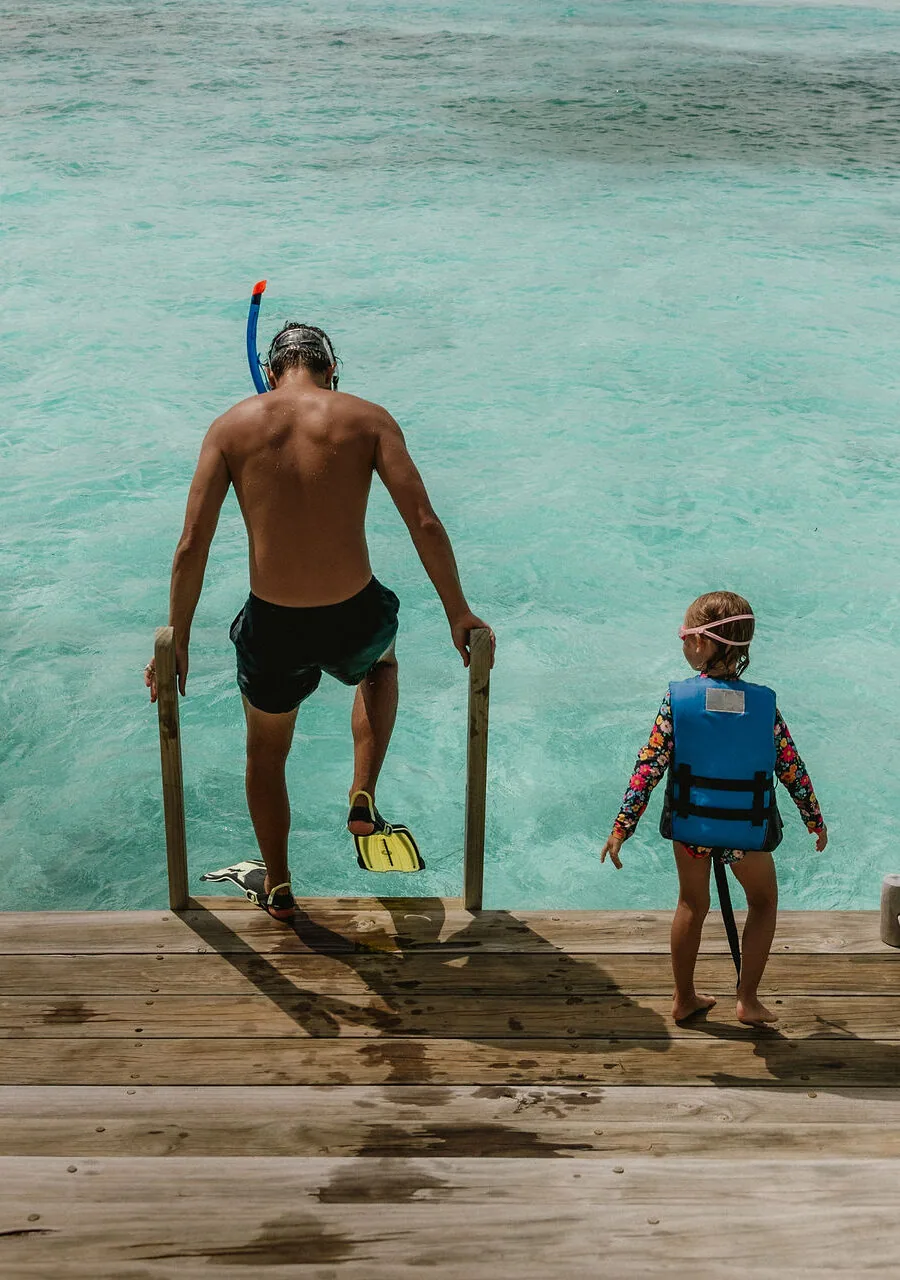 Schnorcheln vom Steg aus im flachen Wasser des Baa-Atolls