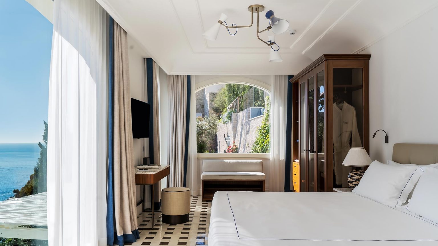 Zimmer im Borgo Santandrea mit bodentiefen Fenstern und offenem Blick auf das Tyrrhenische Meer