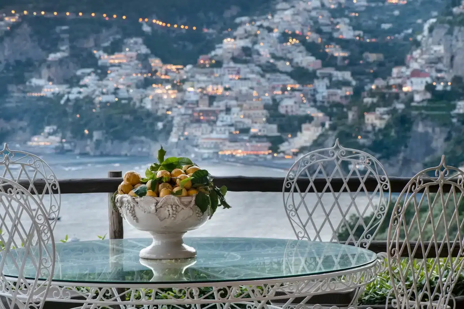 Terrasse des Il San Pietro mit schmiedeeisernen Stühlen und Blick auf Positano
