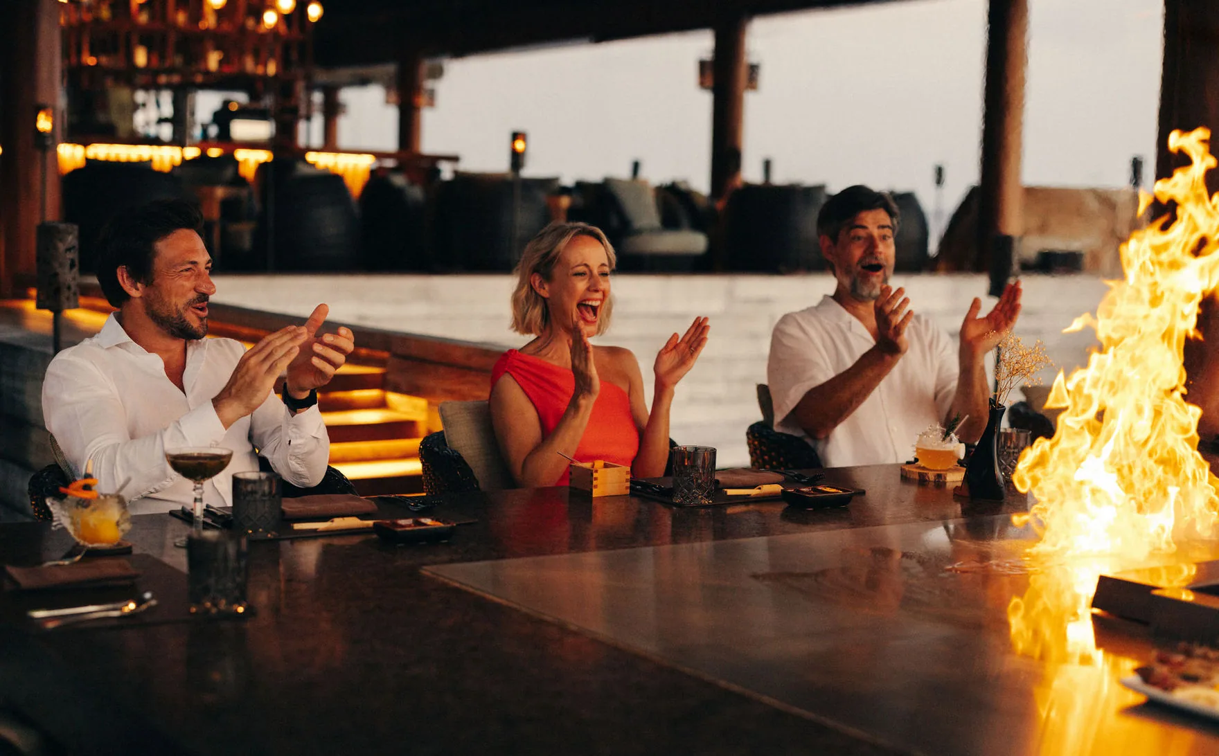 Teppanyaki-Tresen von JOALI Maldives am Abend