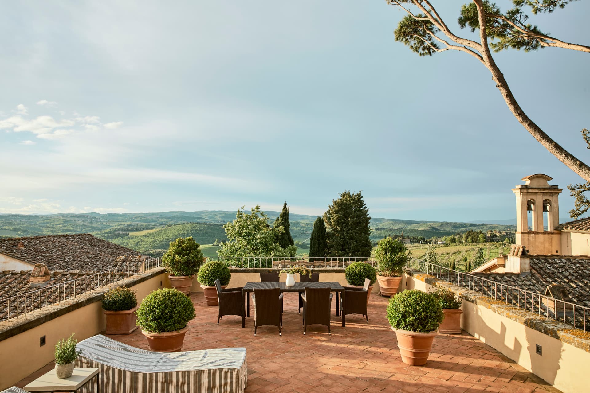 Terrasse mit Terrakottatöpfen und Blick über die Hügel des Chianti