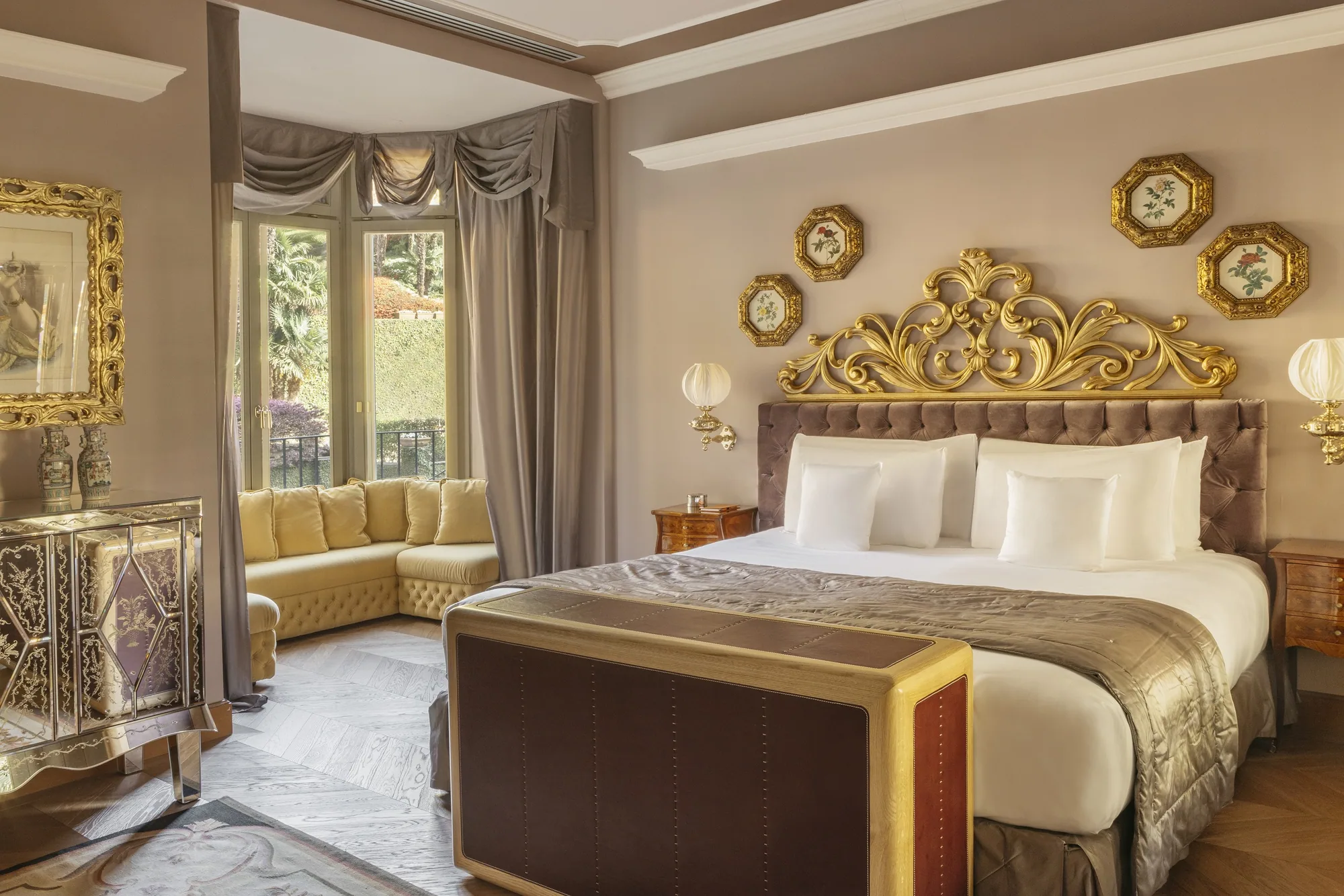 Schlafzimmer einer Suite mit vergoldetem Kopfteil und Fenstern zum Comer See