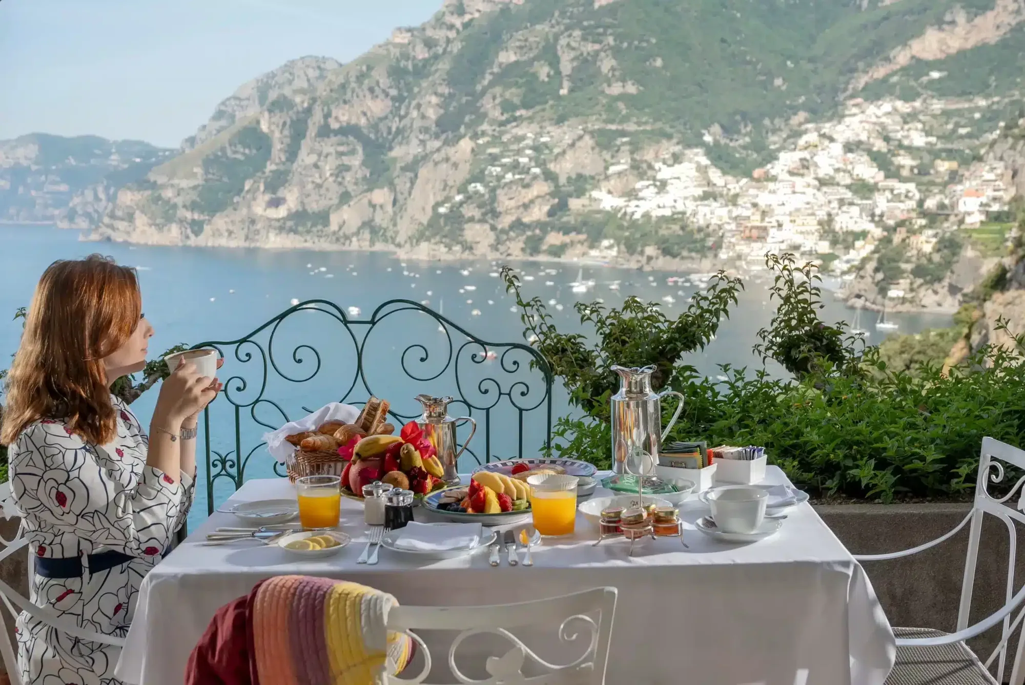 Frühstück auf der Terrasse hoch über der Küste von Positano