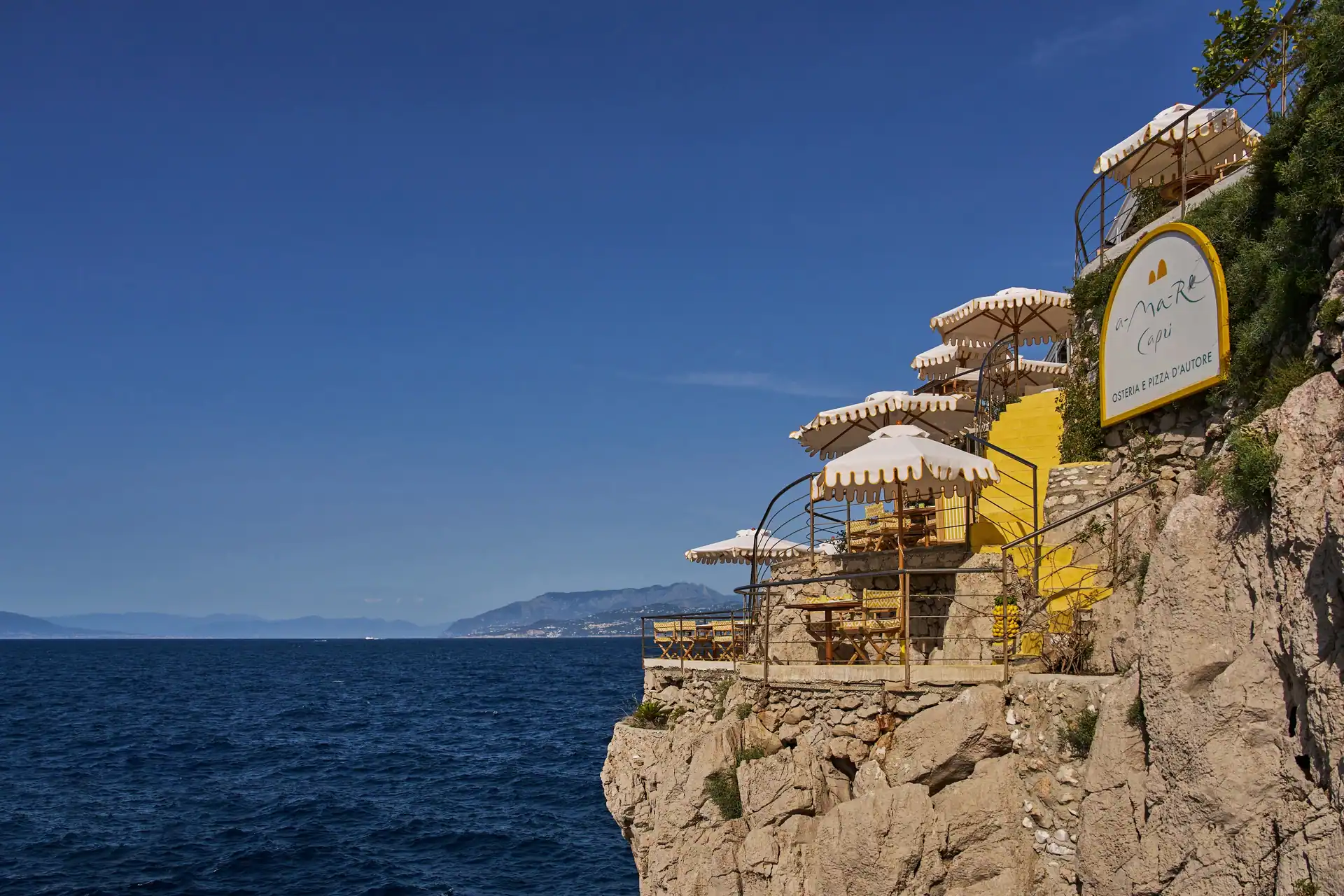 Terrassen des a-Ma-Rè über der Steilküste von Capri