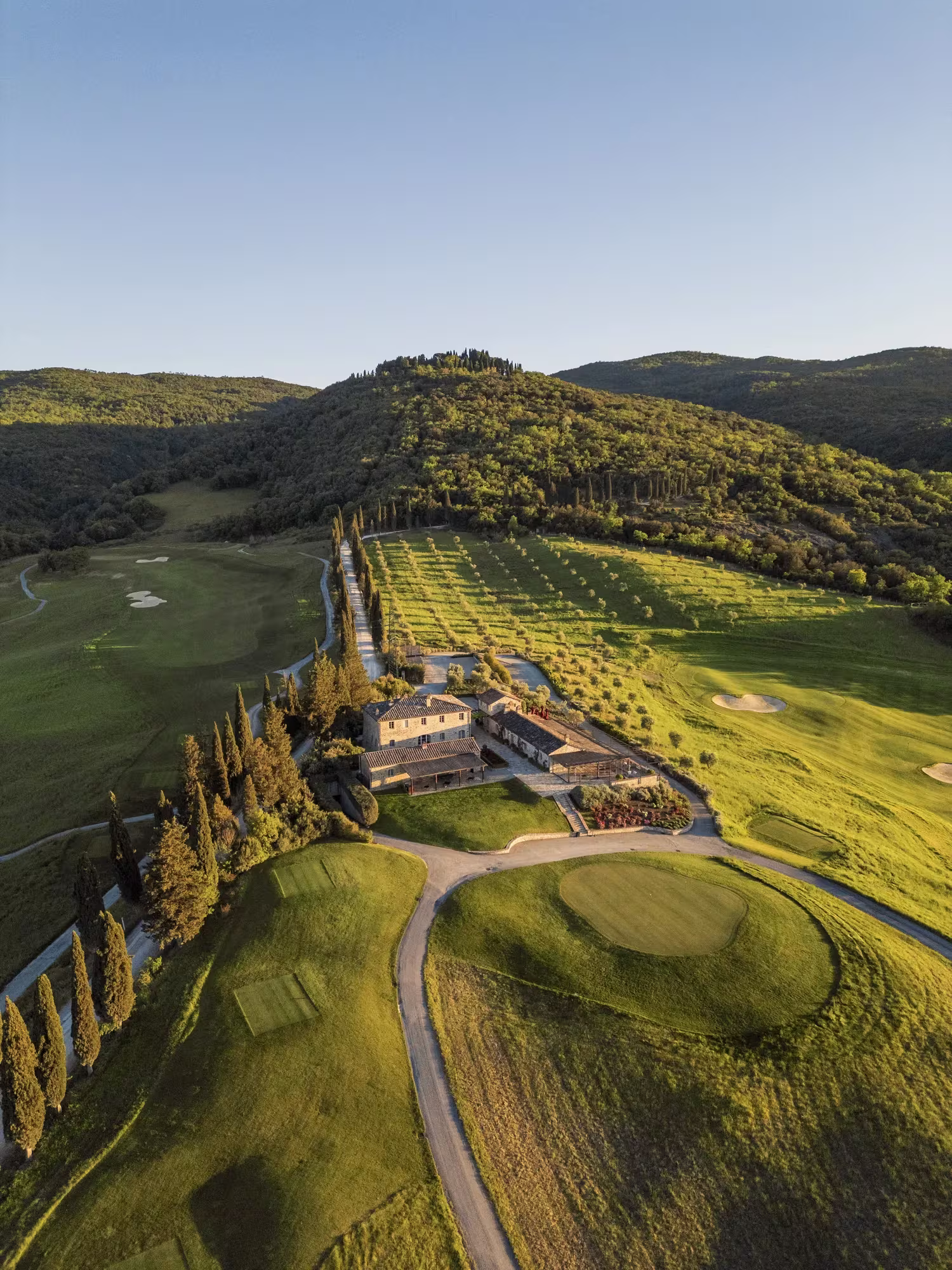 Luftaufnahme des Clubhouse von Castiglion del Bosco inmitten der Weinberge des Anwesens