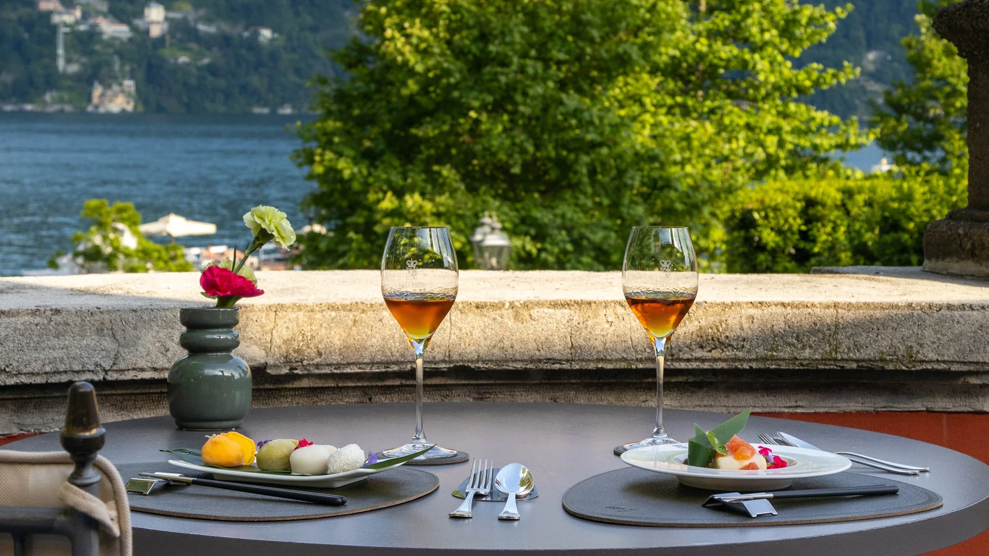 Terrasse unter den Platanen mit Blick über den Comer See