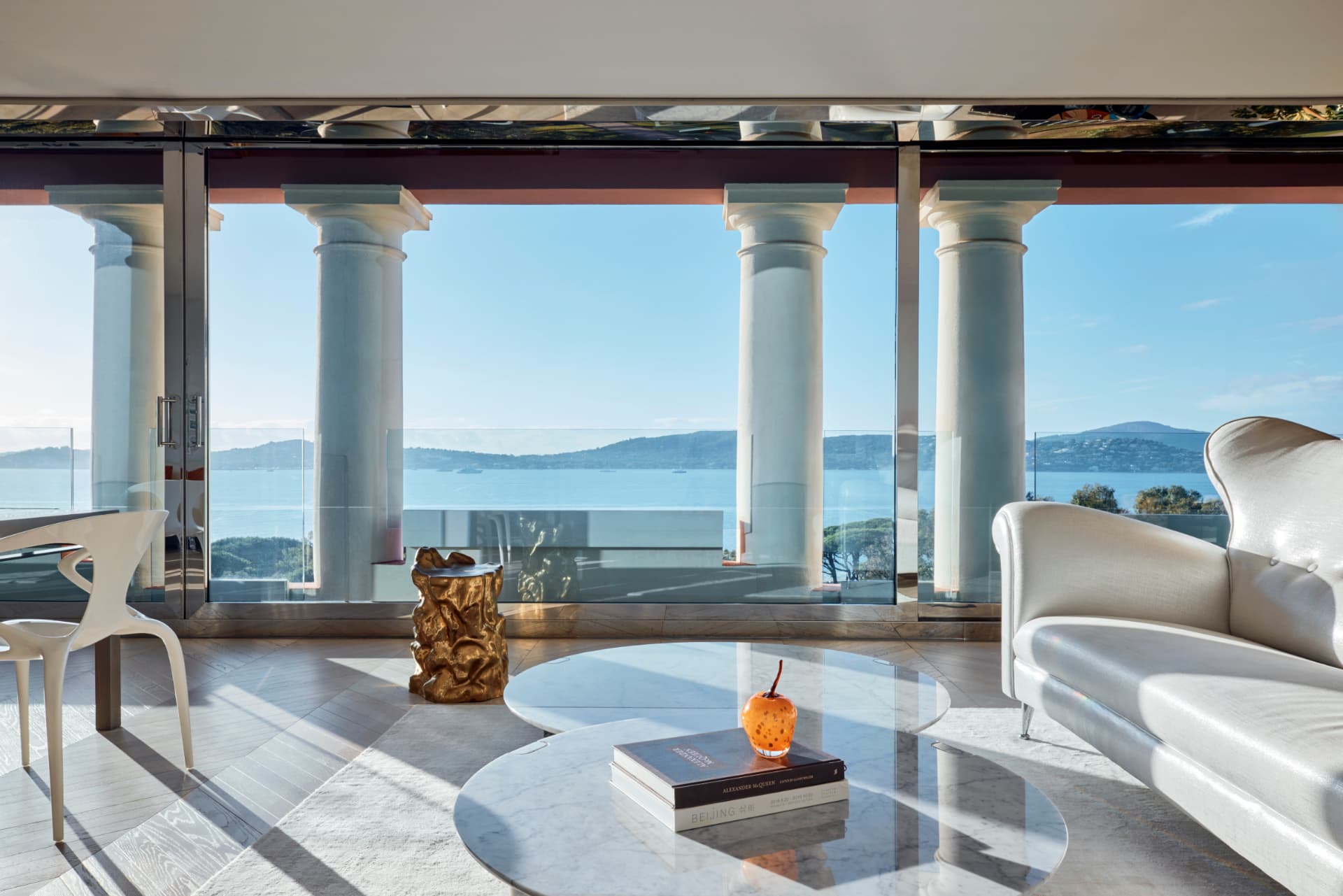 Blick aus der COMO Suite über Säulen und Terrasse auf das Wasser