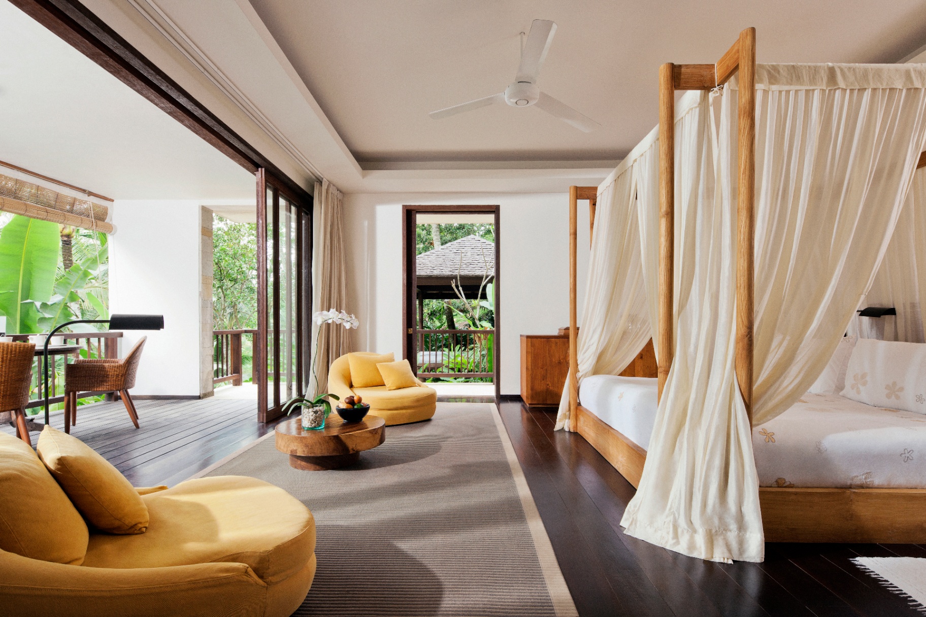 Schlafbereich der Kusumalaya Retreat Villa mit Himmelbett und offener Terrasse