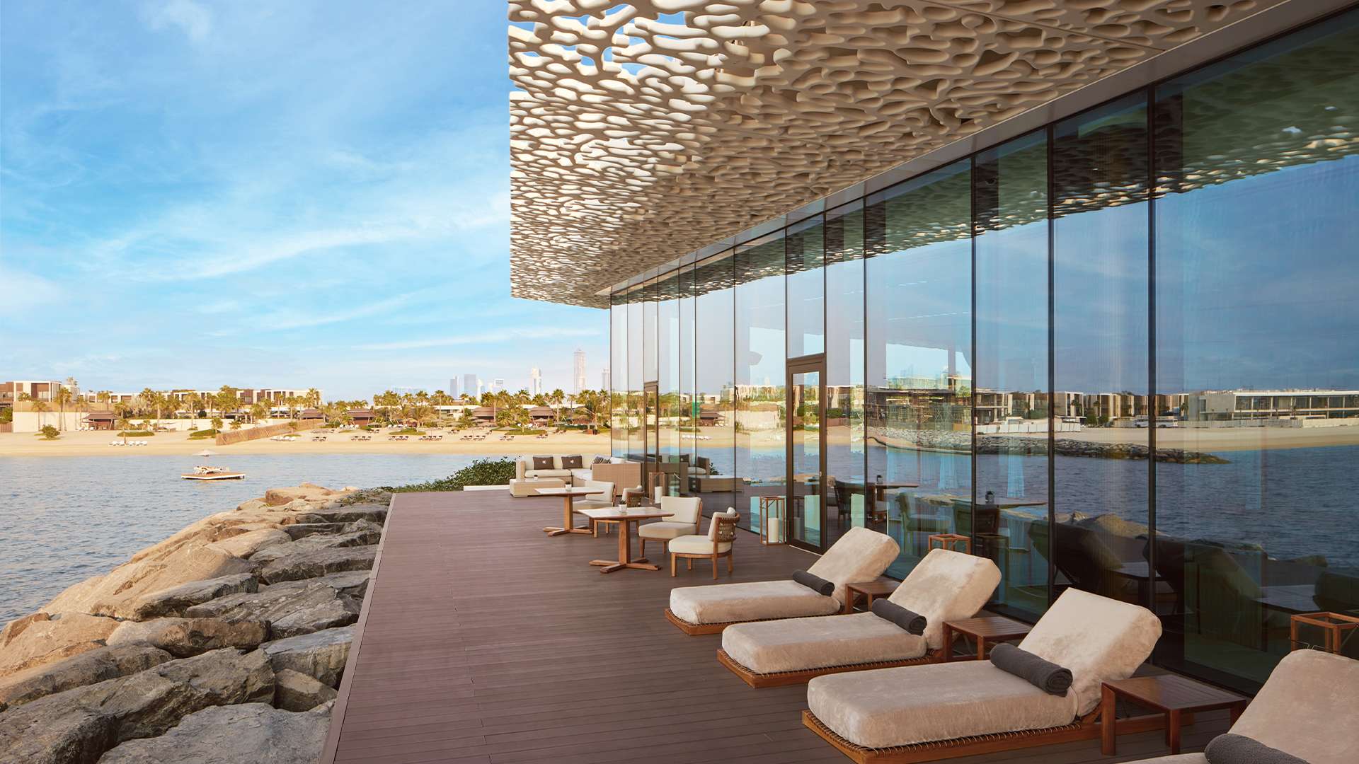 Terrasse des Yachtclubs mit Liegen unmittelbar über dem Wasser