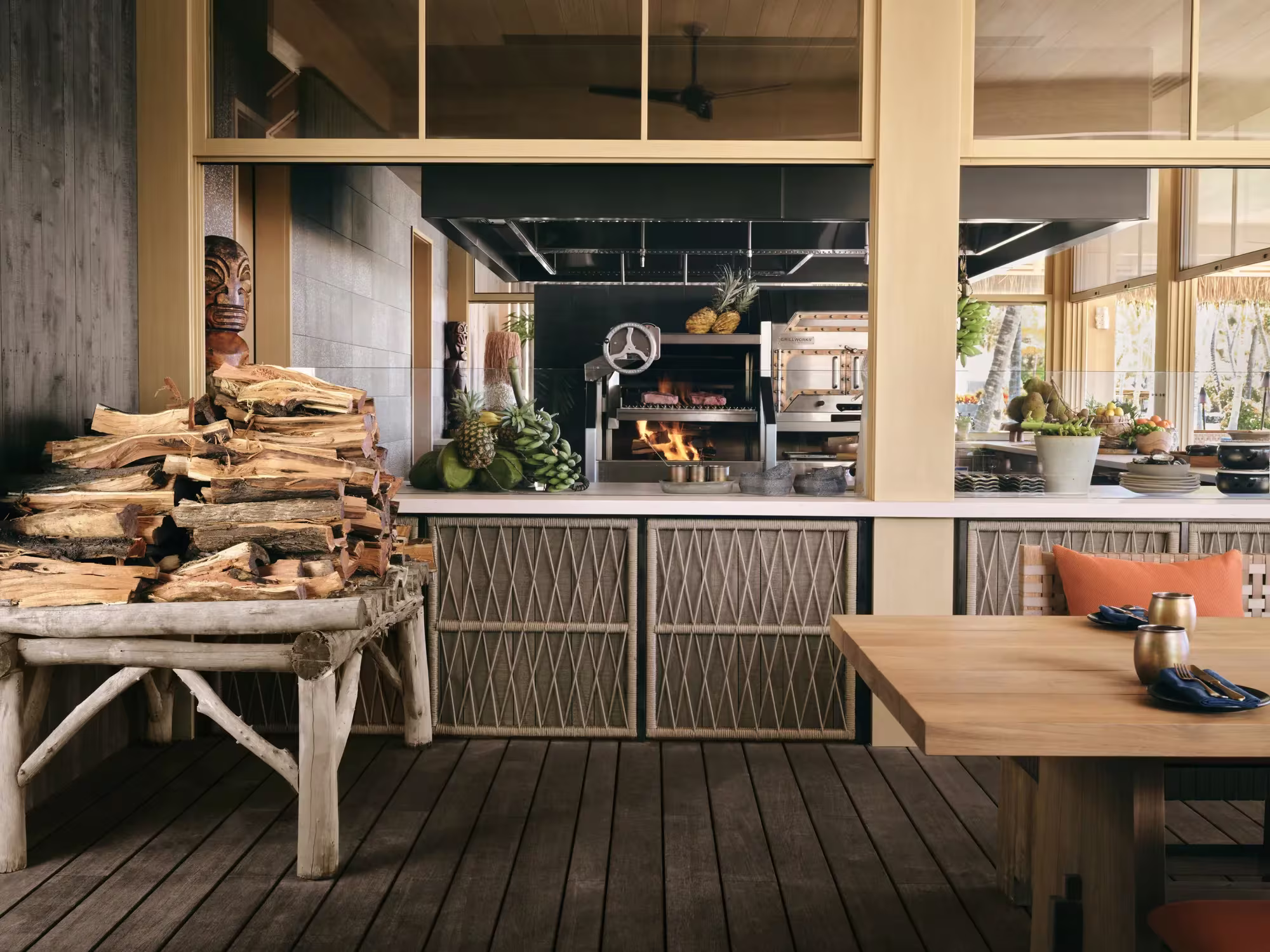 Kahuwai Cookhouse im Rosewood Kona Village mit offener Küche und Tischen unter hohem Holzdach