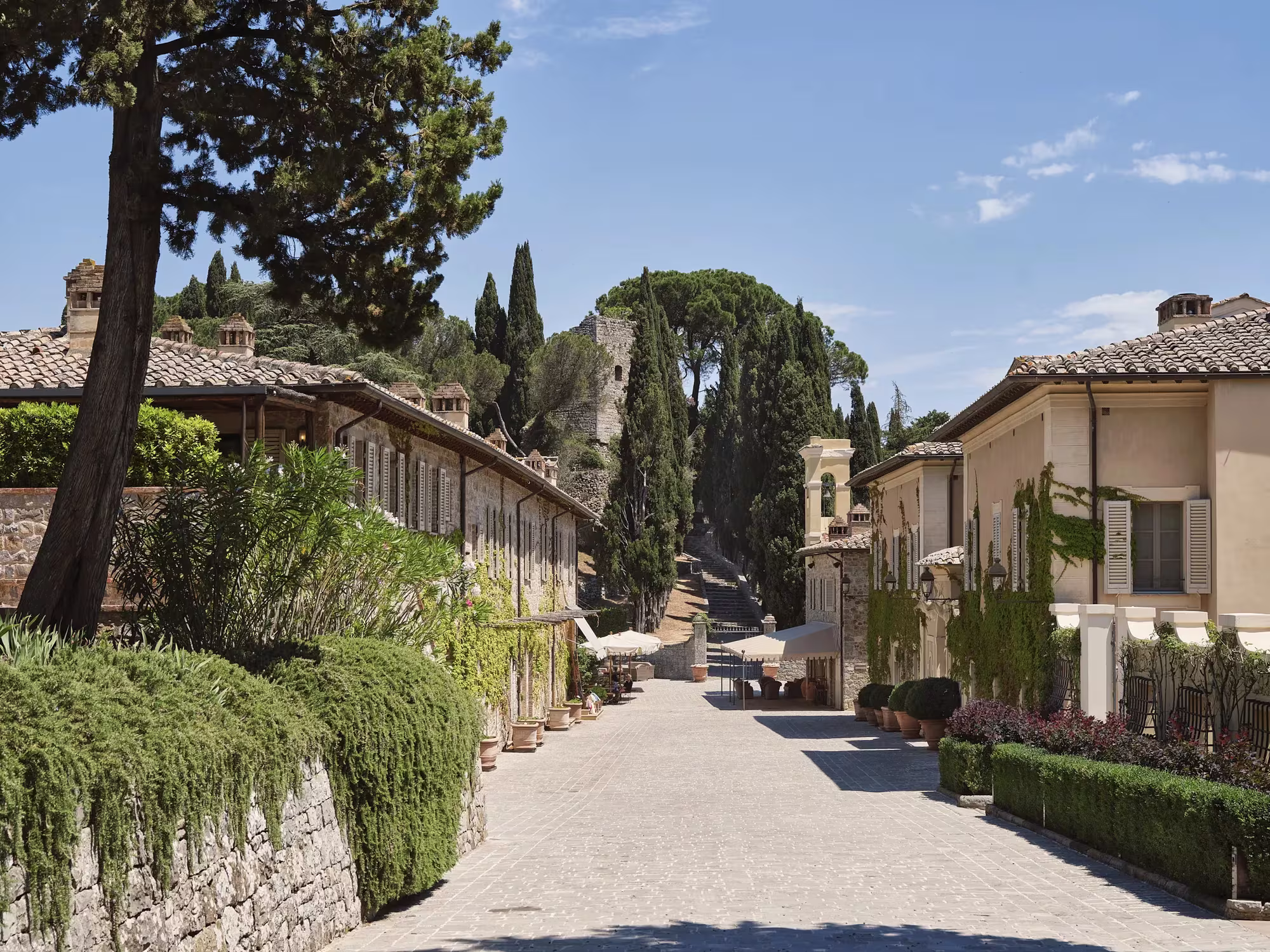 Der mittelalterliche Borgo von Castiglion del Bosco: Steinhäuser mit Terrakottadächern rund um die Piazza des Anwesens