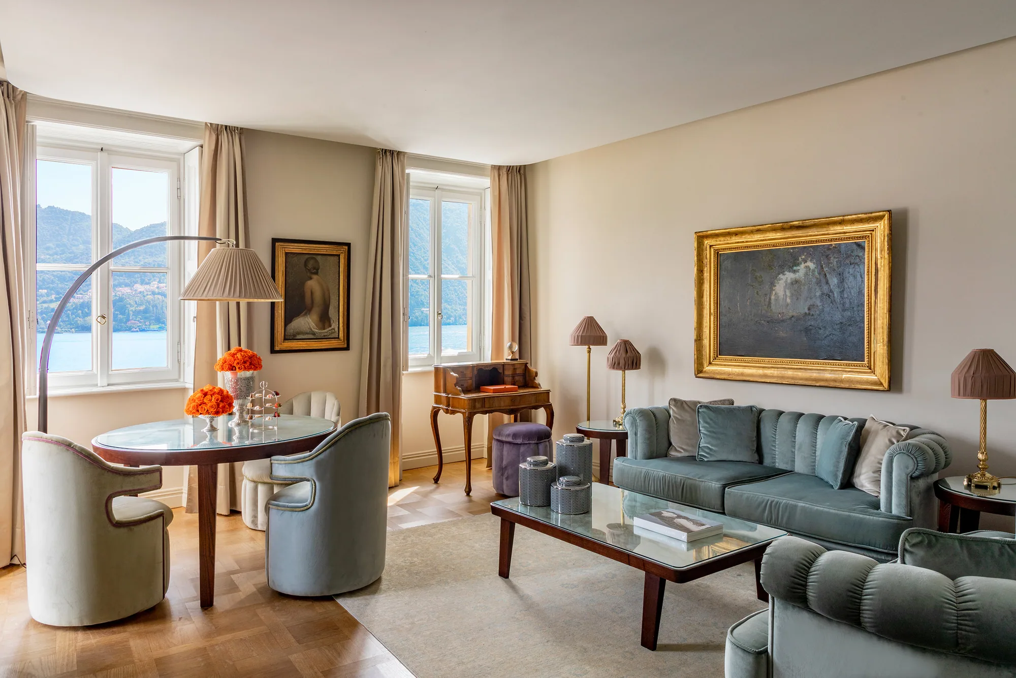 Wohnraum einer Suite mit Sofas, Schreibtisch und Blick zum Wasser