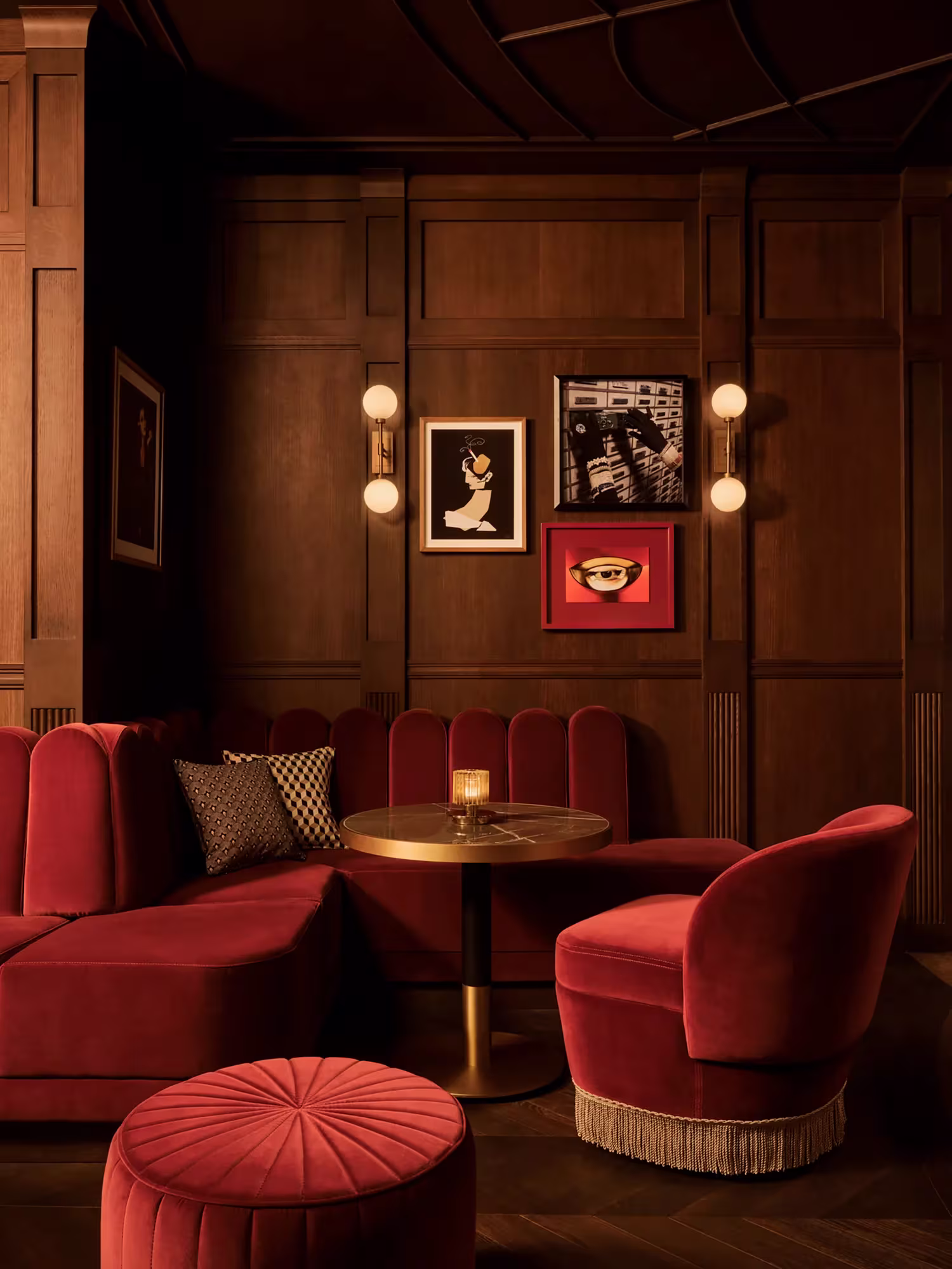 Bar Montez im Rosewood Munich mit dunklen Farbtönen und weichem Abendlicht